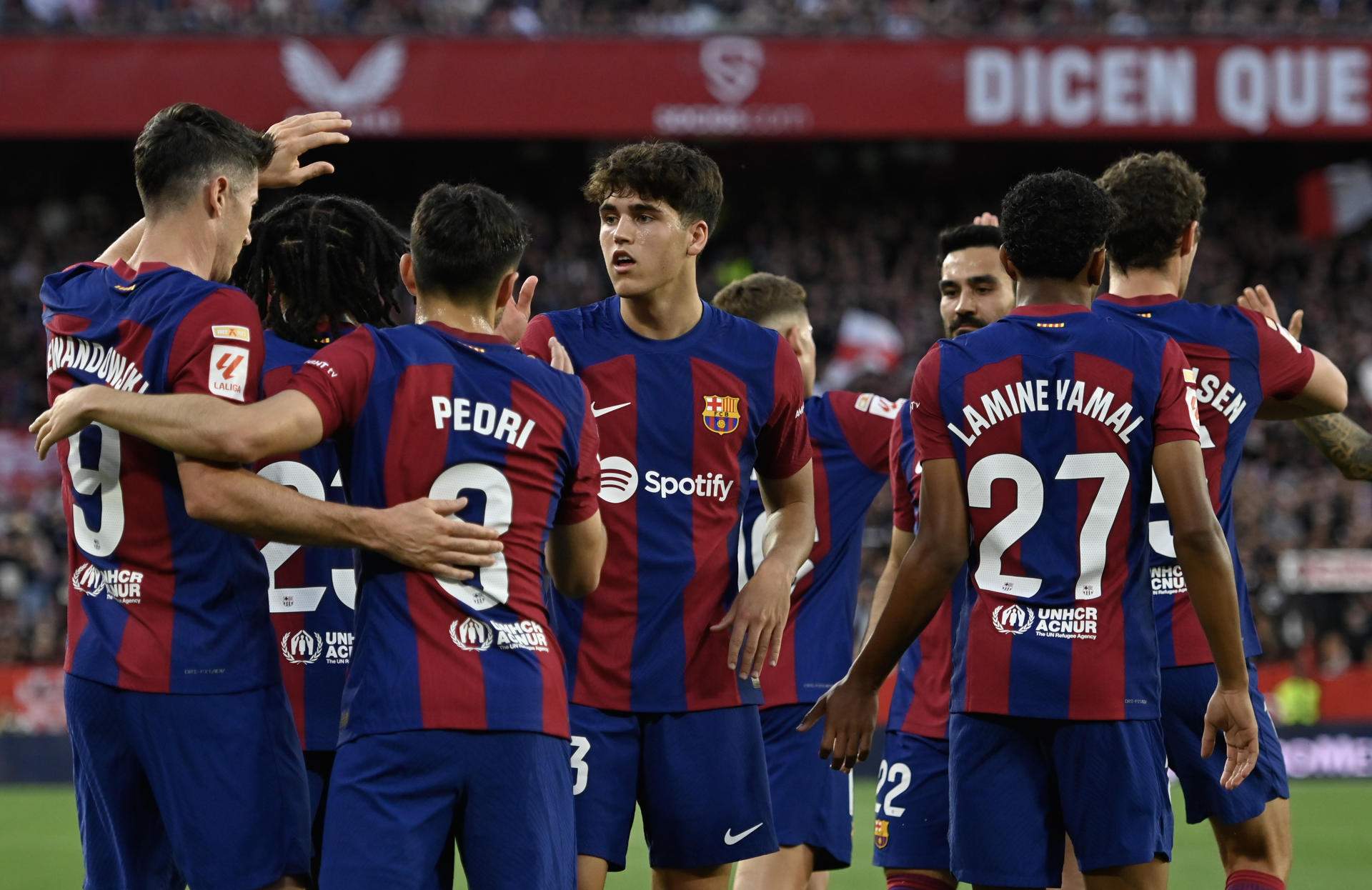 Un Barça seriós regala a Xavi un triomf al camp del Sevilla en el dia del seu adeu (1-2)