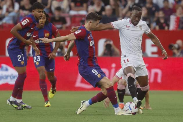 Lewandowski lucha una pelota durante el Sevilla - Barça / Foto: EFE