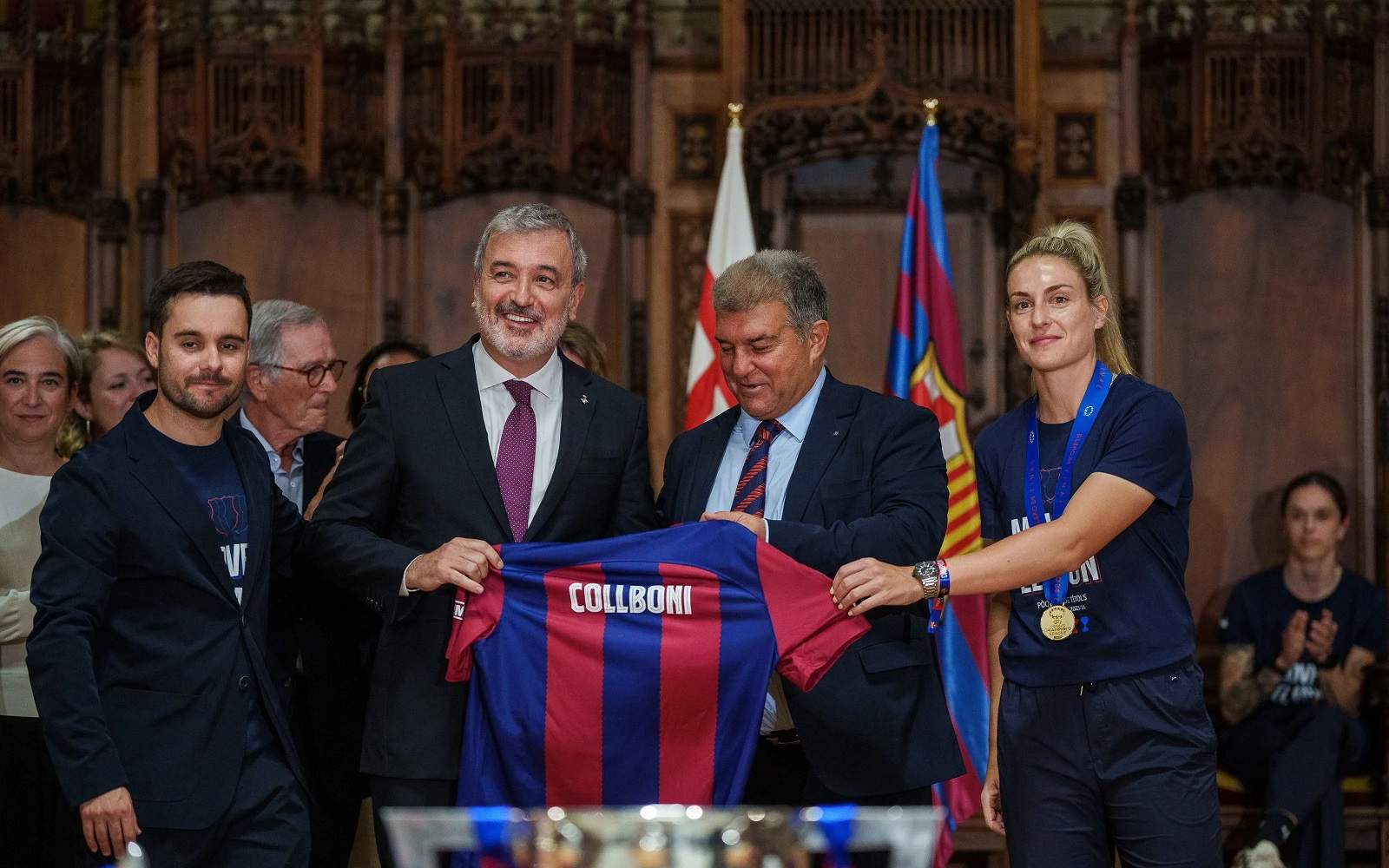 La reacció viral d'Alexia Putellas quan Jaume Collboni li treu una samarreta del Barça de les mans