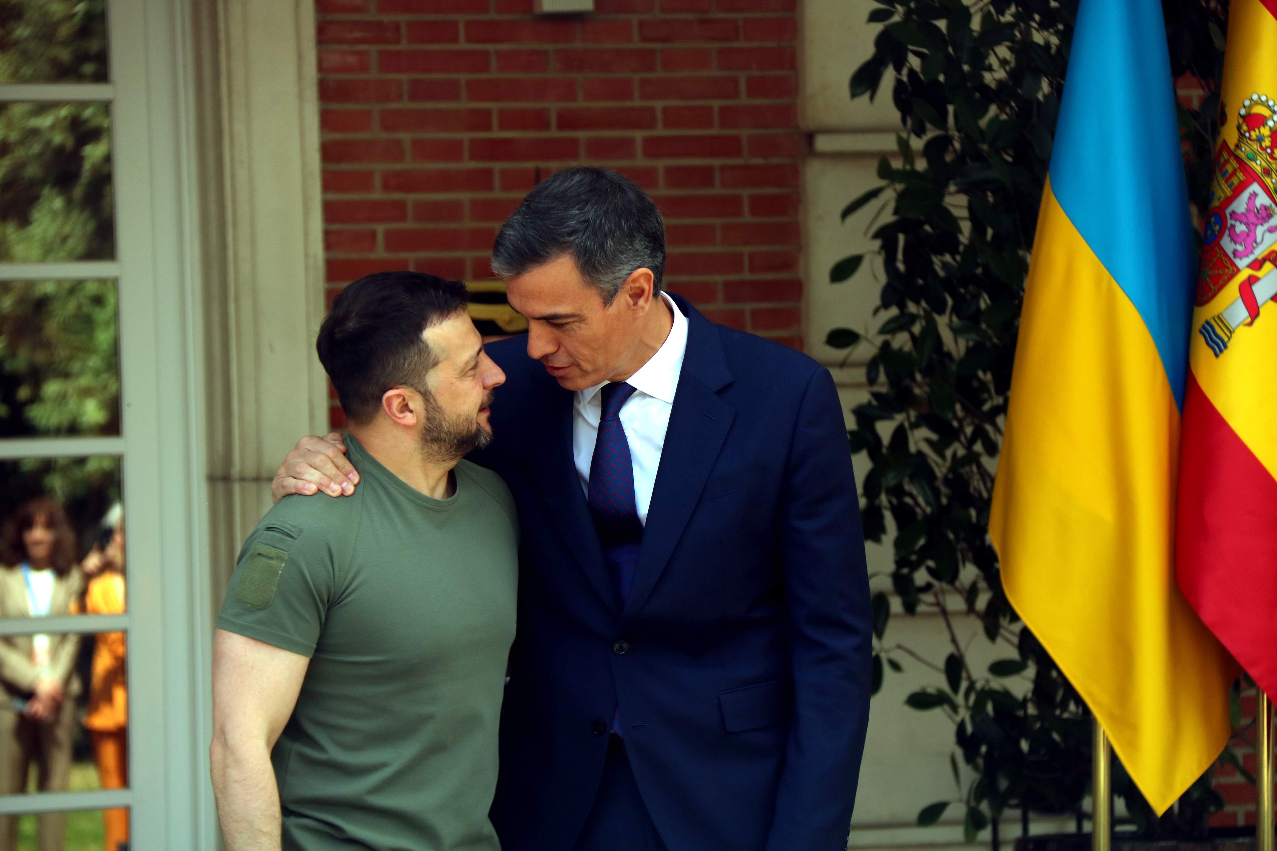 Sánchez es compromet amb Zelenski a lliurar a Ucraïna 1.000 milions en armament