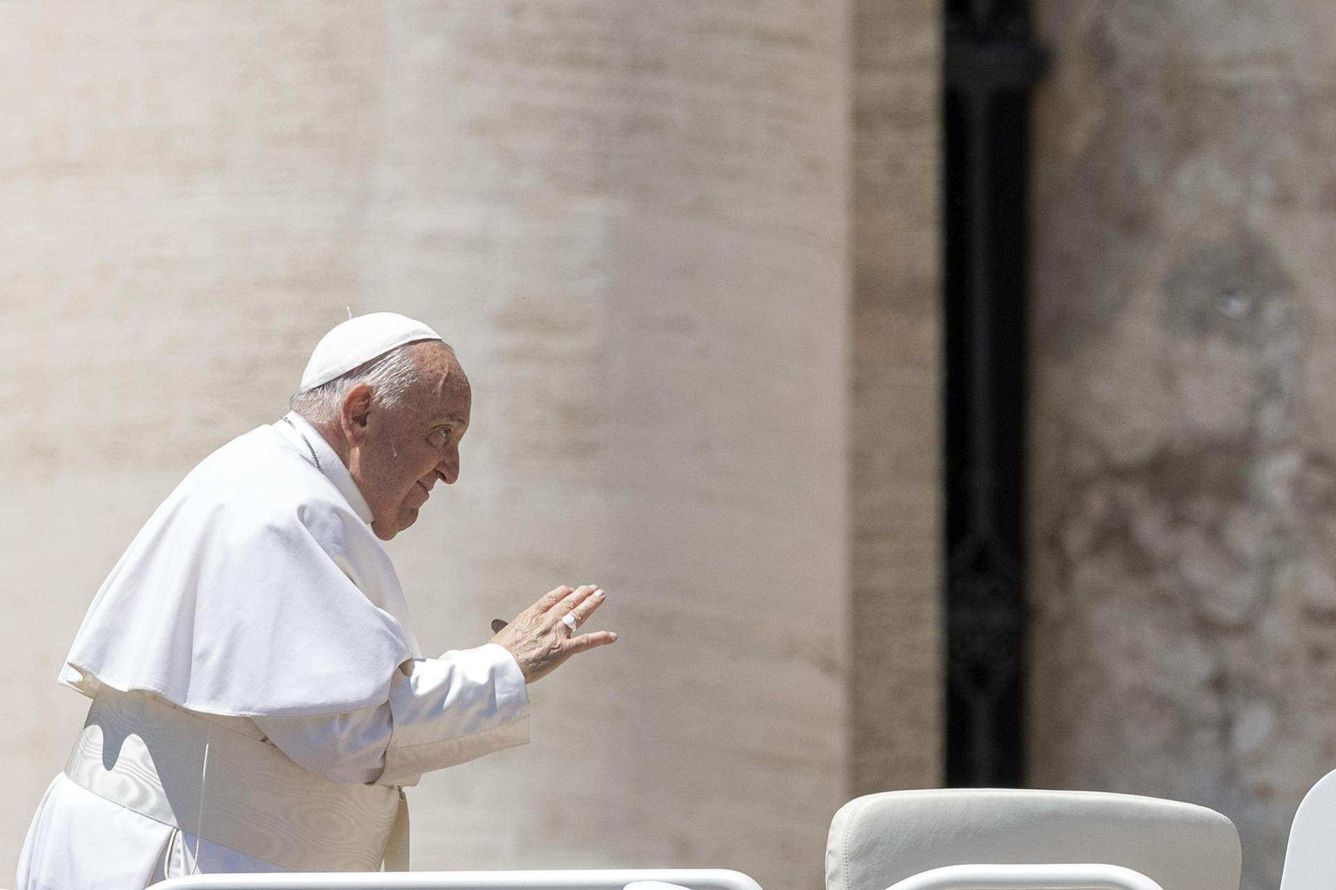 Polémica por la negativa del papa Francisco a los seminaristas gais: "Ya hay mucha mariconería"