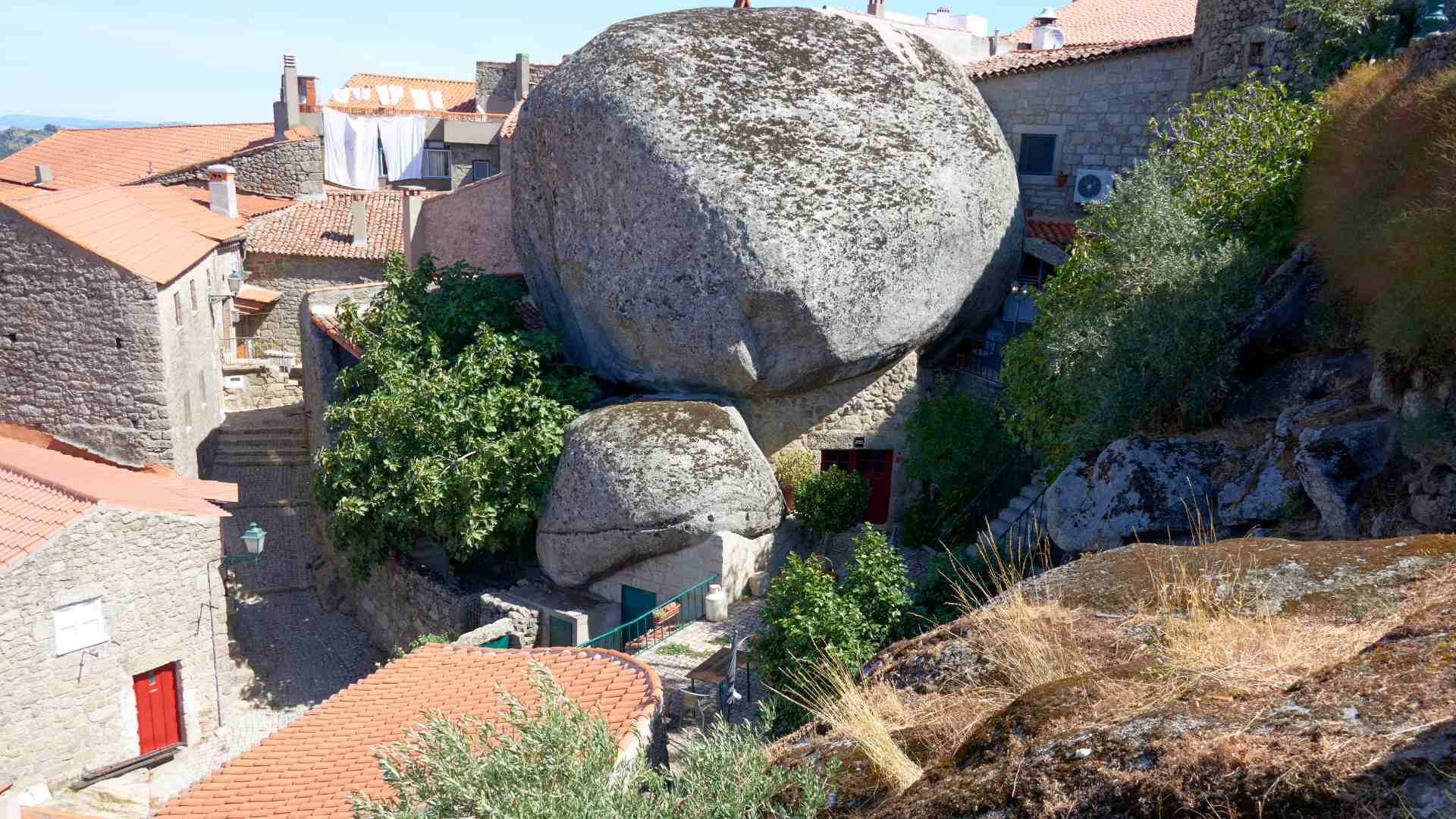 Descubre el curioso y pintoresco pueblo que fue aplastado por las rocas