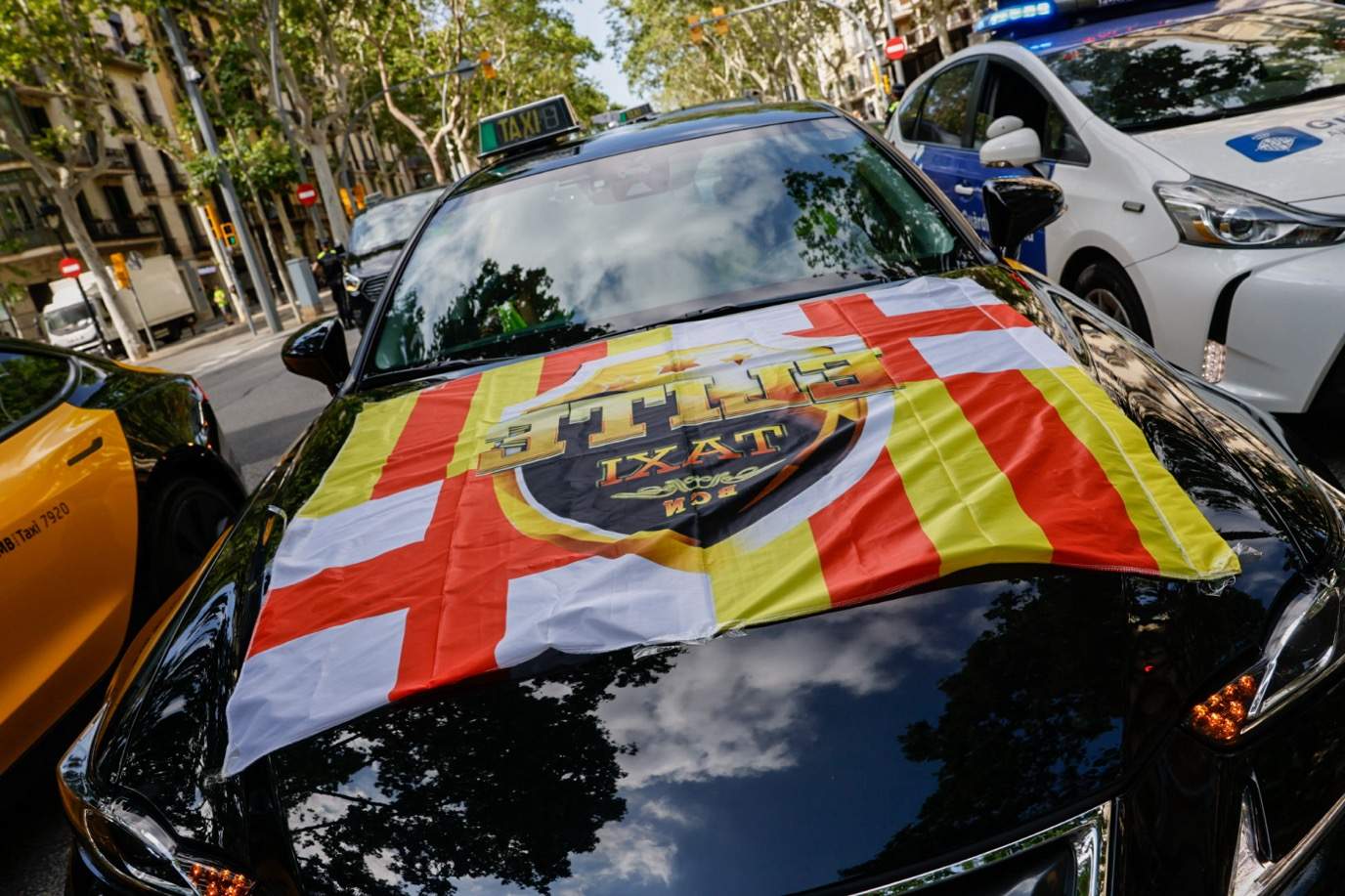 El taxi de Barcelona prepara mobilitzacions al port, l'aeroport i Sants pel preu de les assegurances