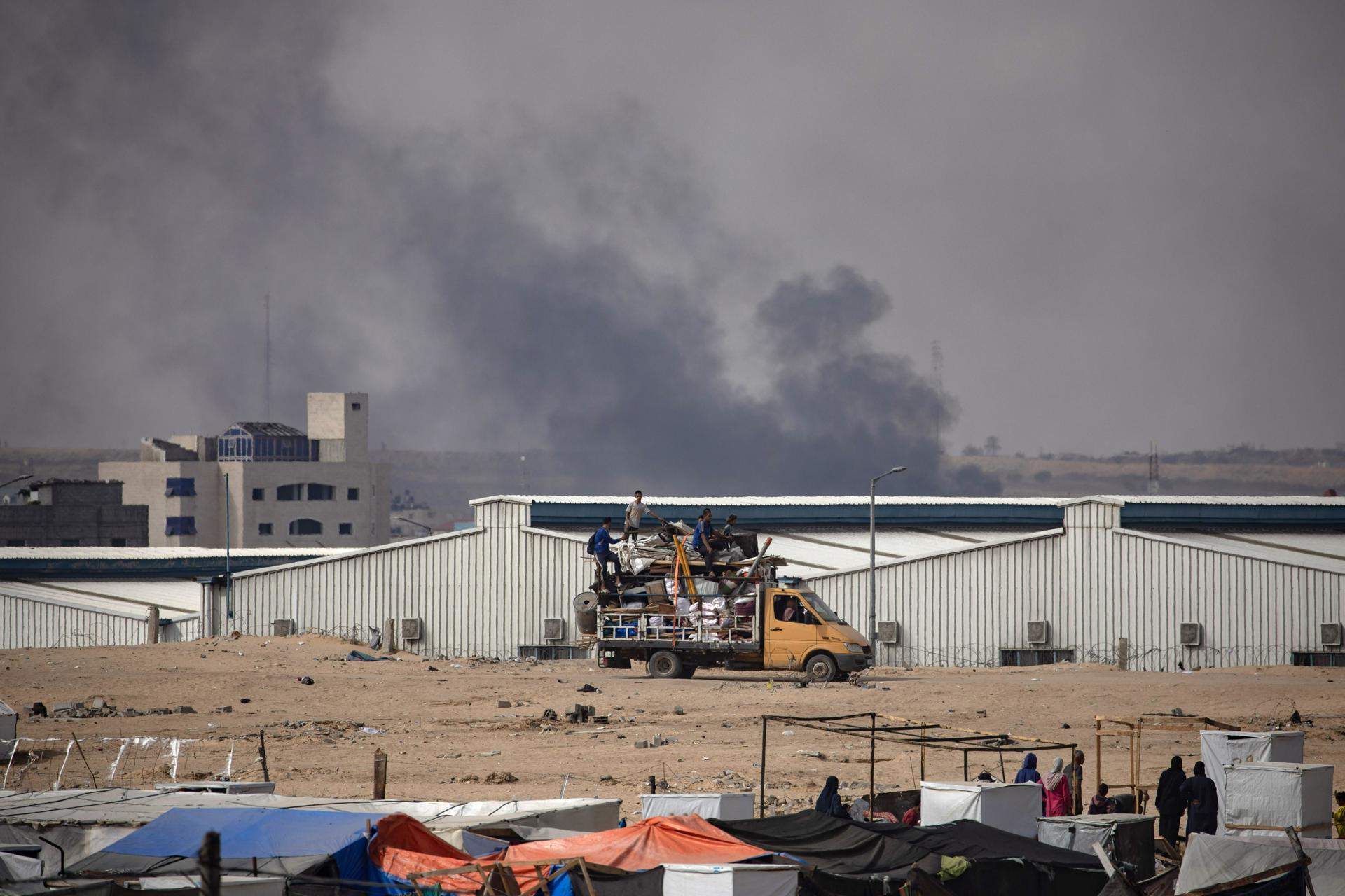 Un nuevo ataque de Israel sobre campos de desplazados en Gaza mata a más de 20 personas