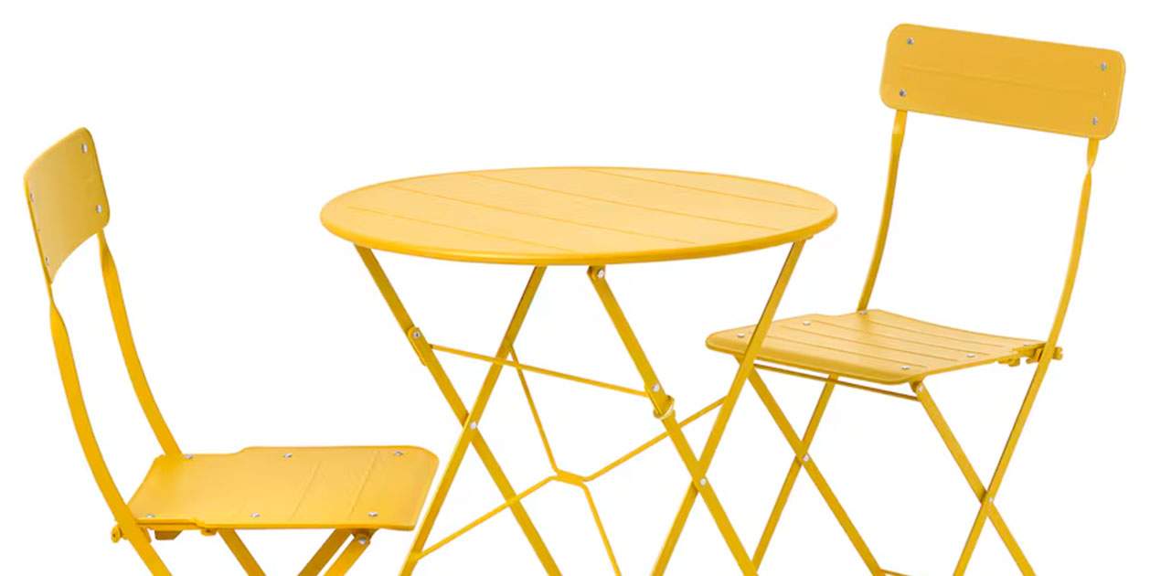 Aquesta taula amb 2 cadires d'exterior en color groc és el més buscat a Ikea