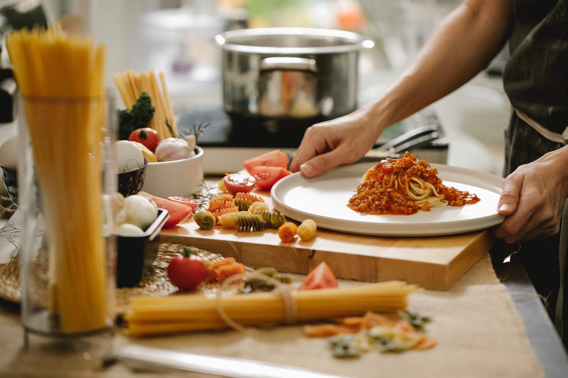 Los jóvenes no saben cocinar: un estudio explica los malos hábitos alimentarios de los universitarios