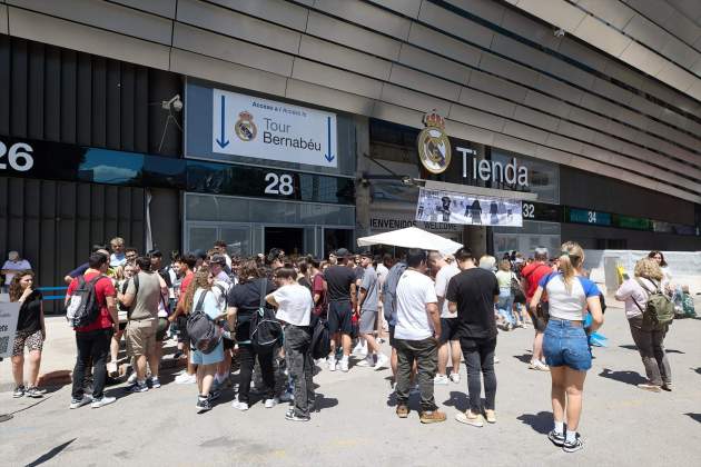 EuropaPress 5992878 fans acuden tienda merchandaising alrededores estadio santiago bernabeu 28