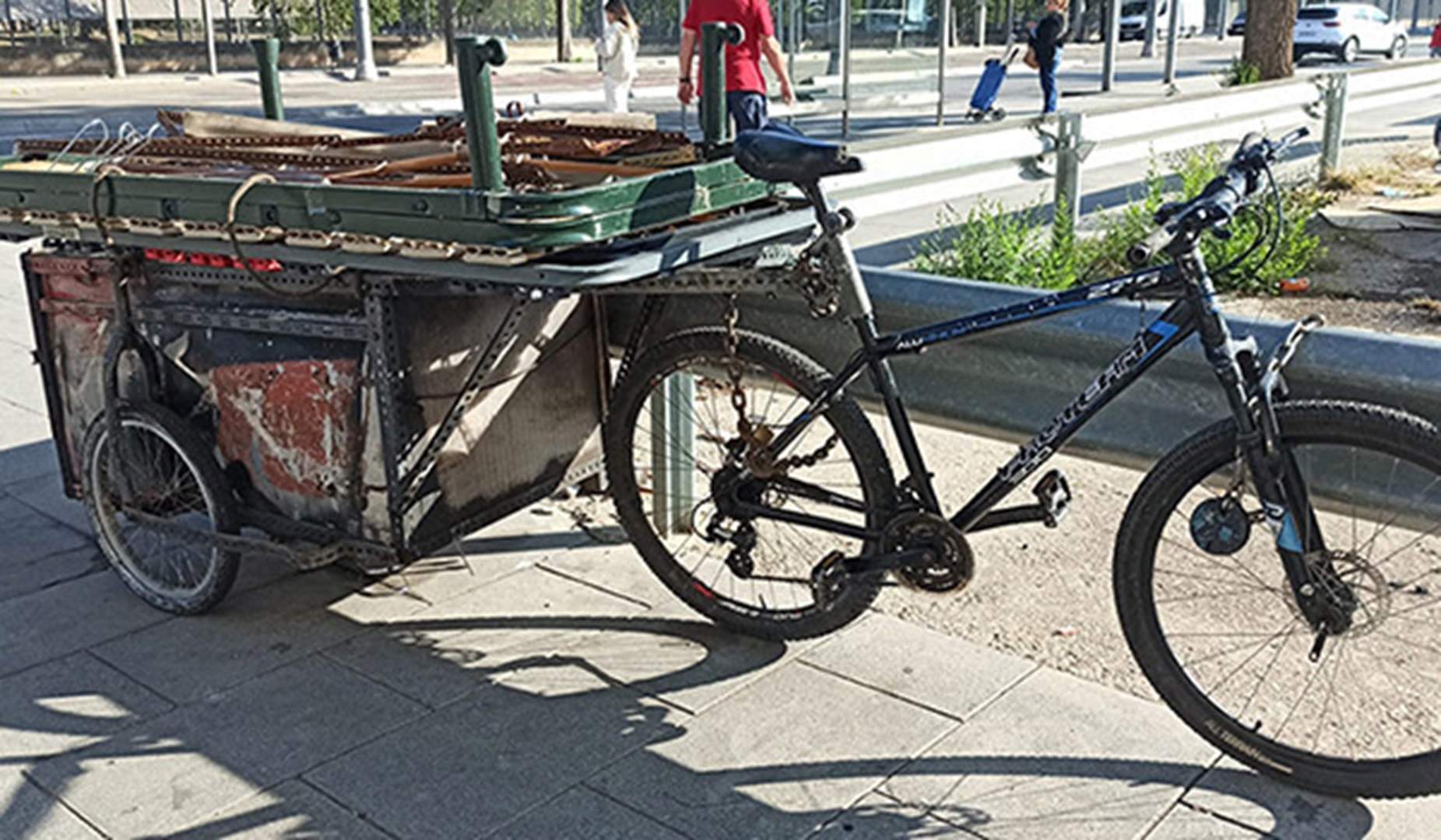 Recoger hierro viejo por las calles de Barcelona: lo hacen unas 3.200 personas y ganan unos 500 euros al mes