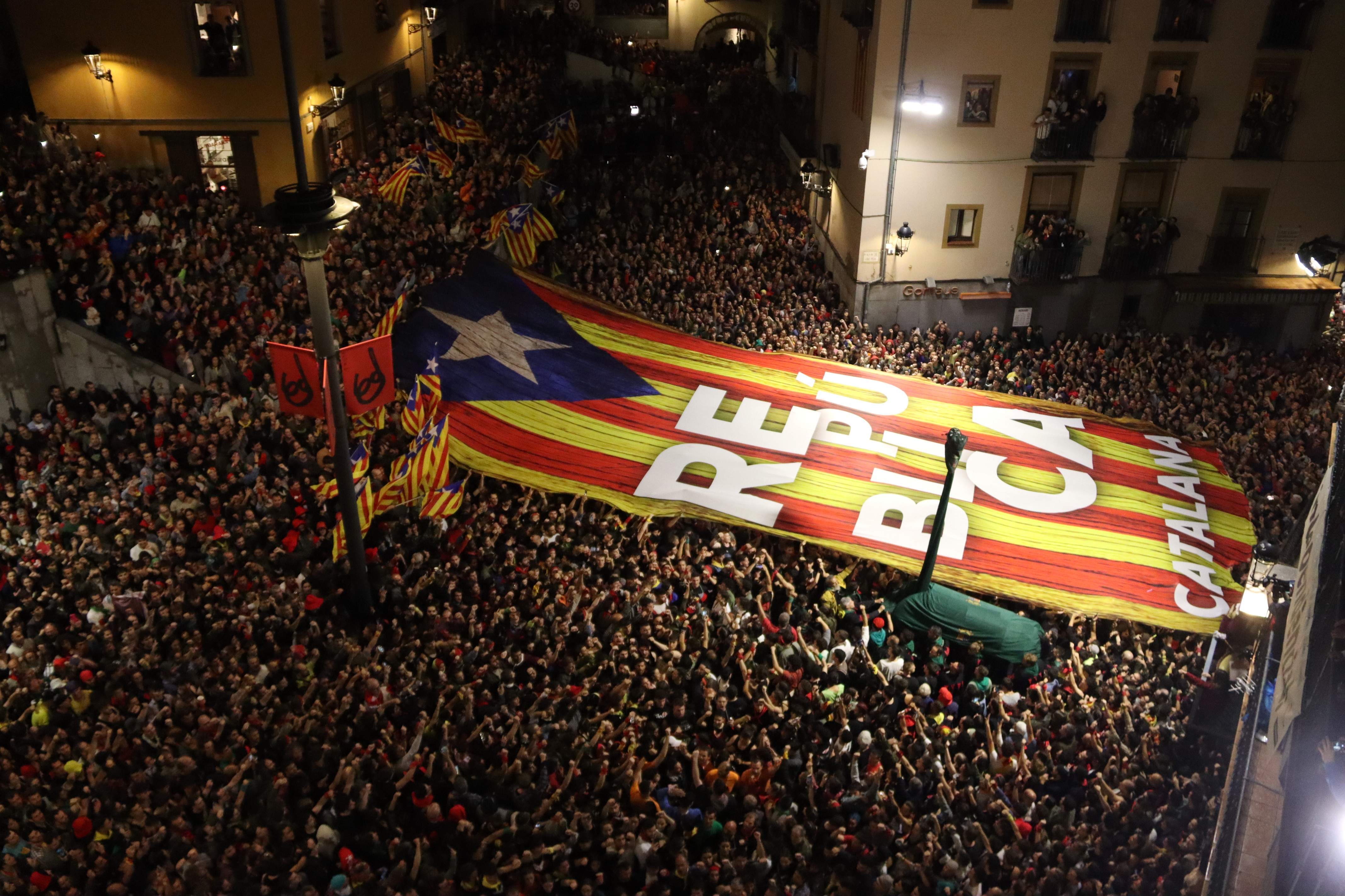 Patum apoteósica a pesar de la lluvia: Berga estalla con los saltos de los Plens