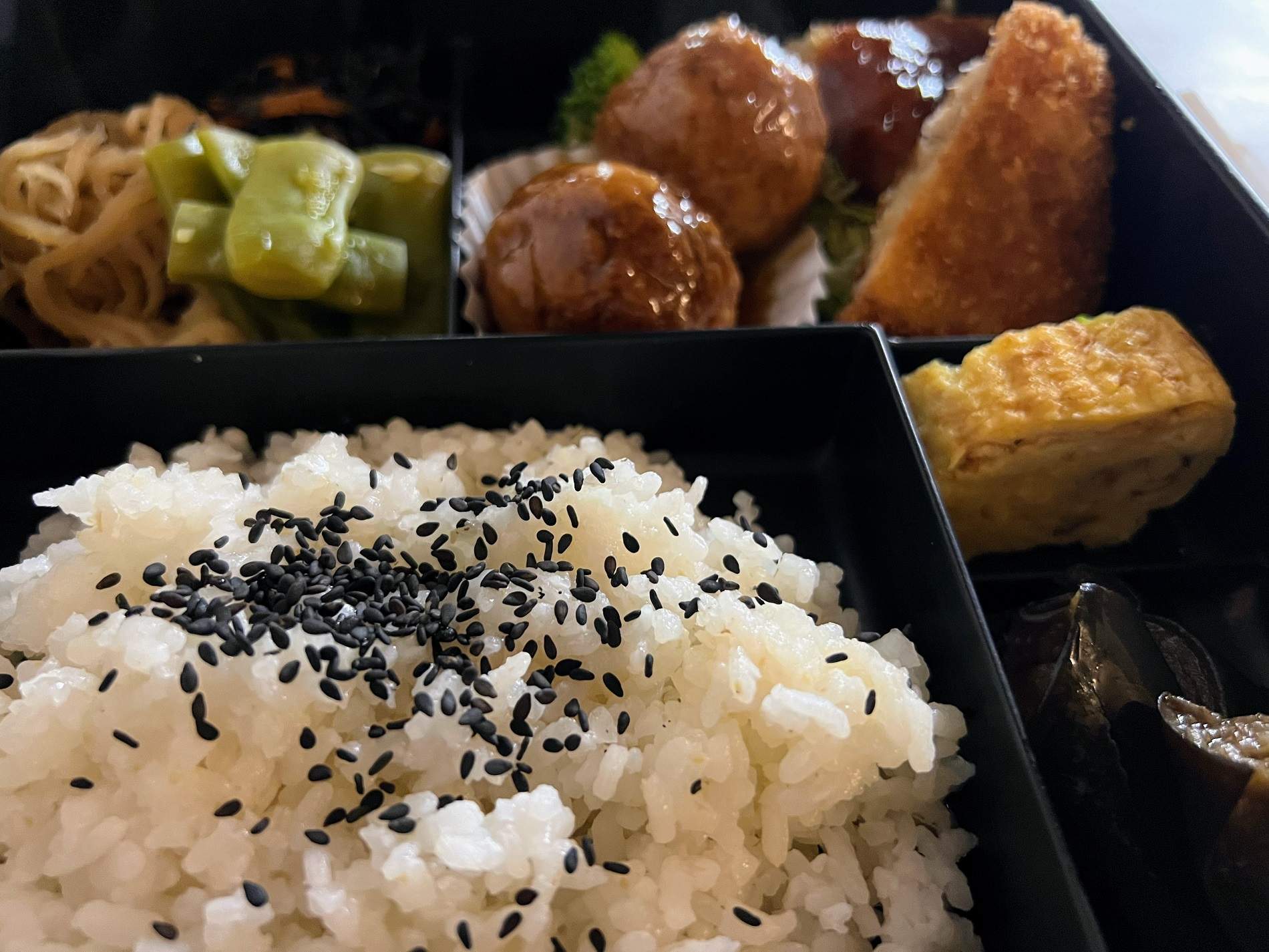 La caja japonesa que hace de plato único en un chaflán del Eixample