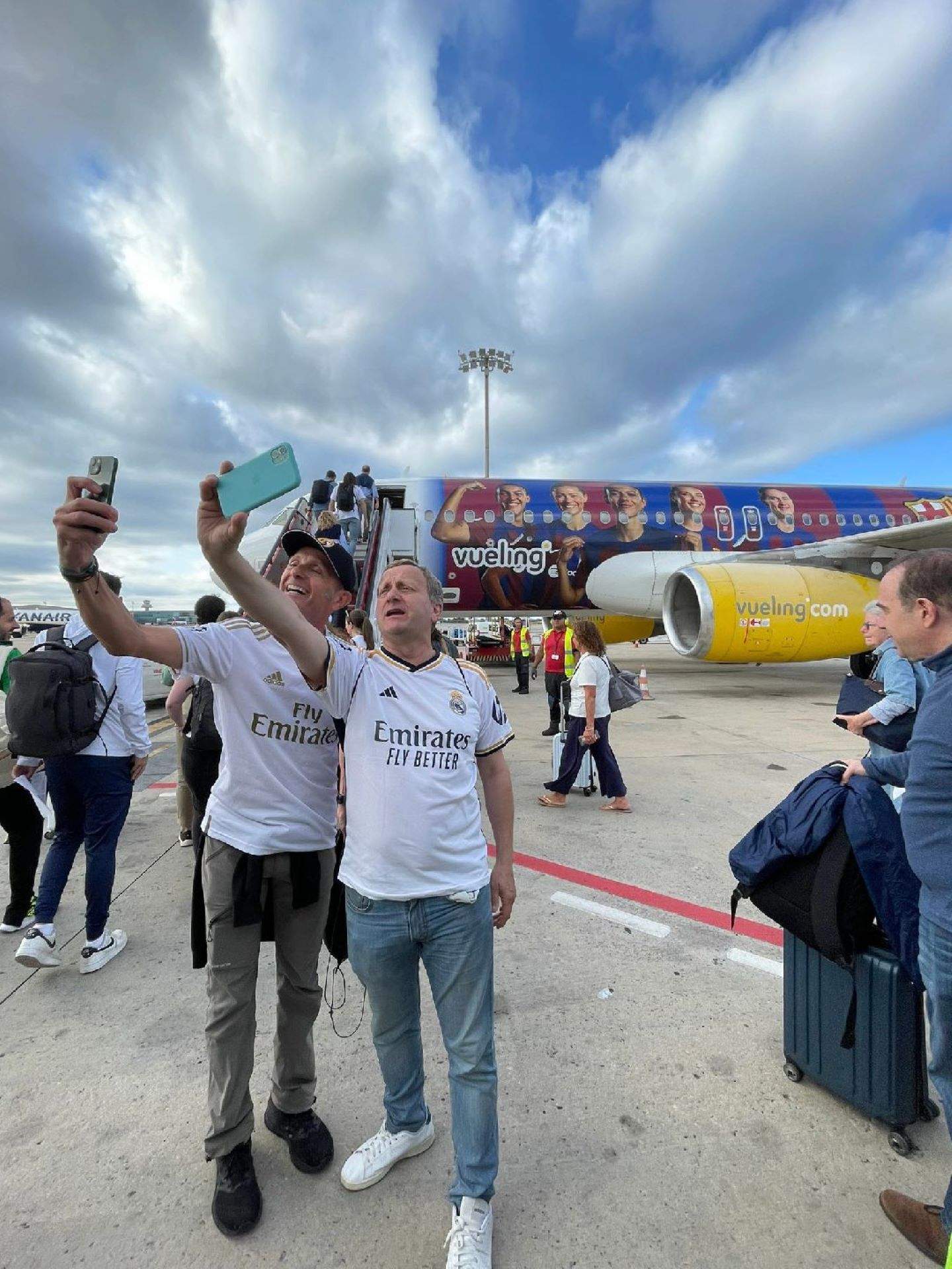 Un grupo de 'merengues' se ve obligado a viajar a la final de la Champions con el avión del Barça femenino