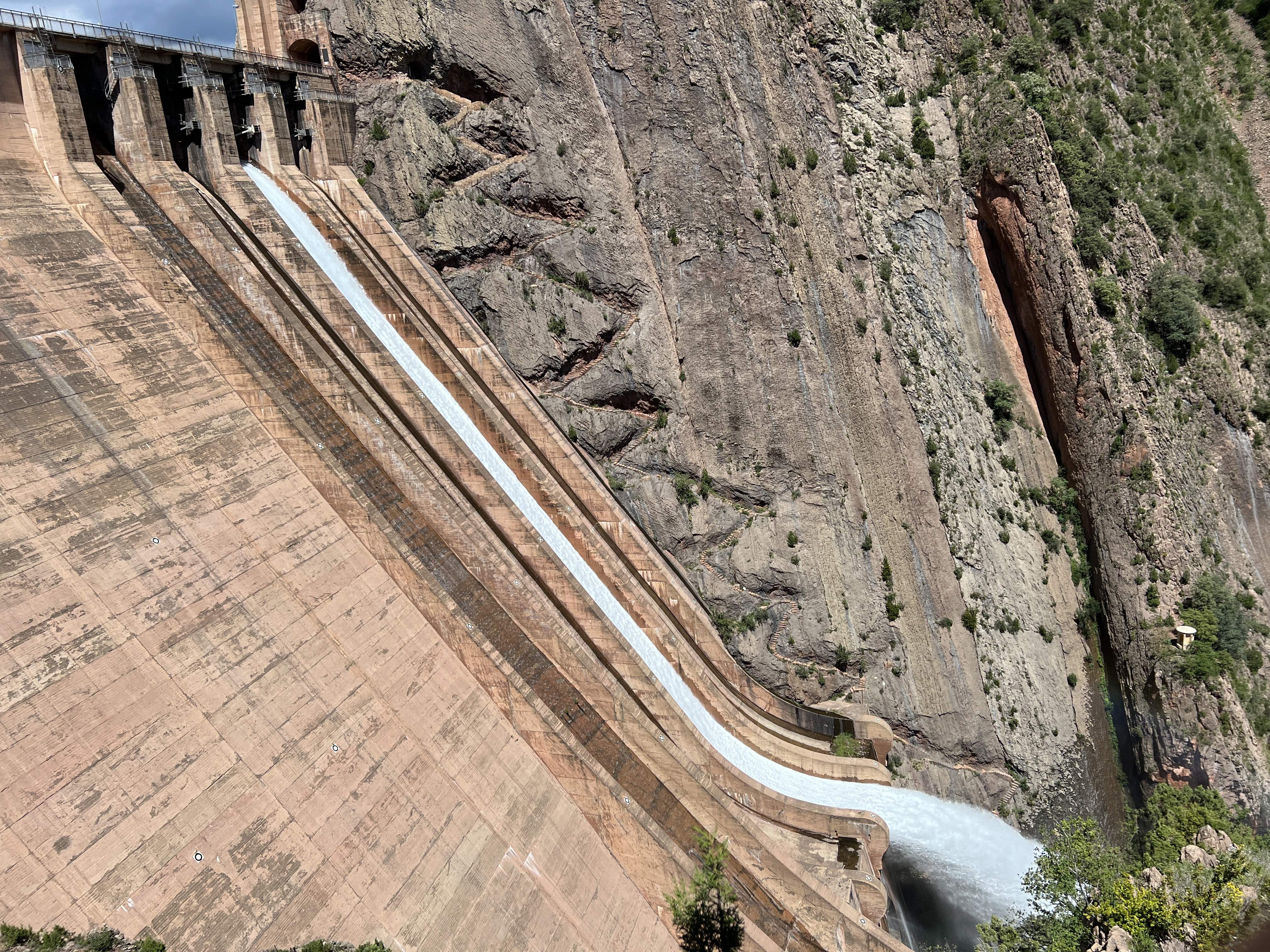 El pantano de Escales llega al 95% y empieza a desembalsar agua por primera vez desde 2018
