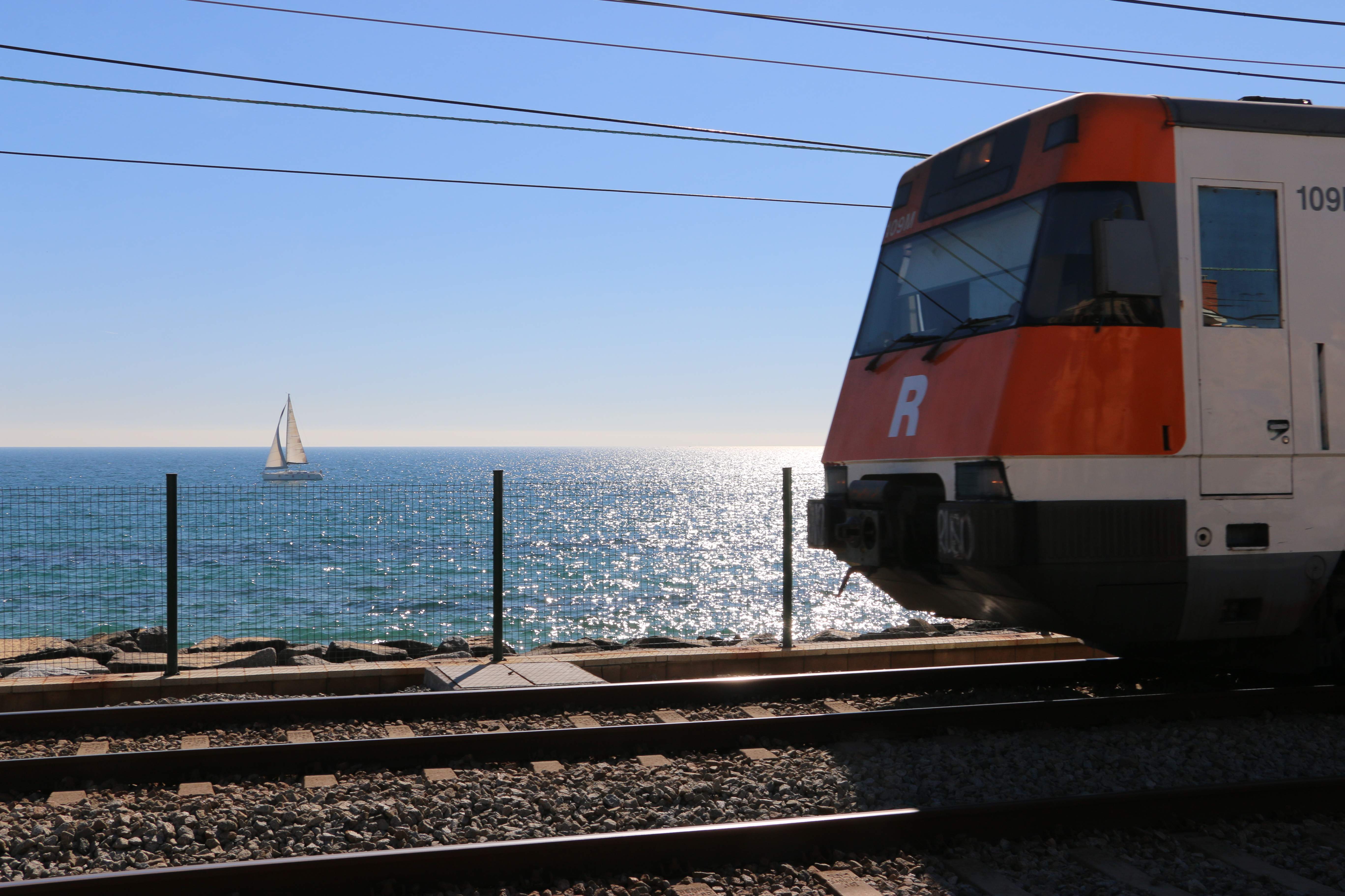Tren de Rodalíes que circula por la costa. jpg
