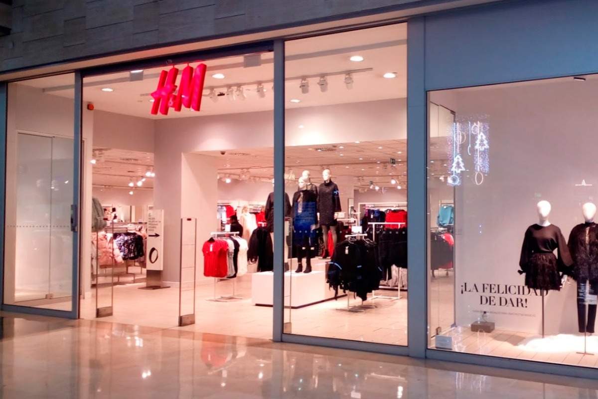 H&M inventa un bolso para llevar el teléfono móvil a la playa