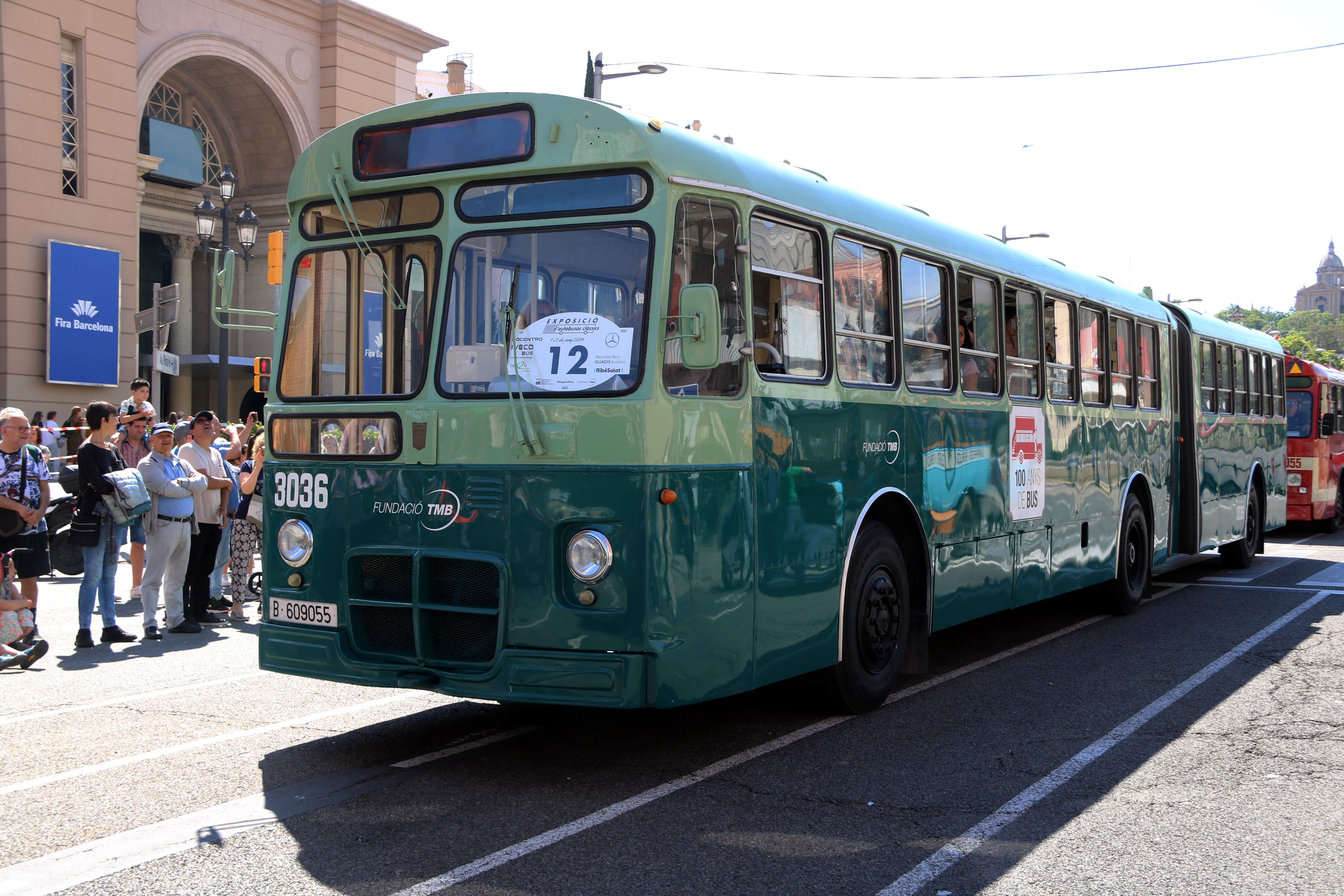 Autobuses clásicos desfilan por las calles de Barcelona para divulgar el patrimonio catalán