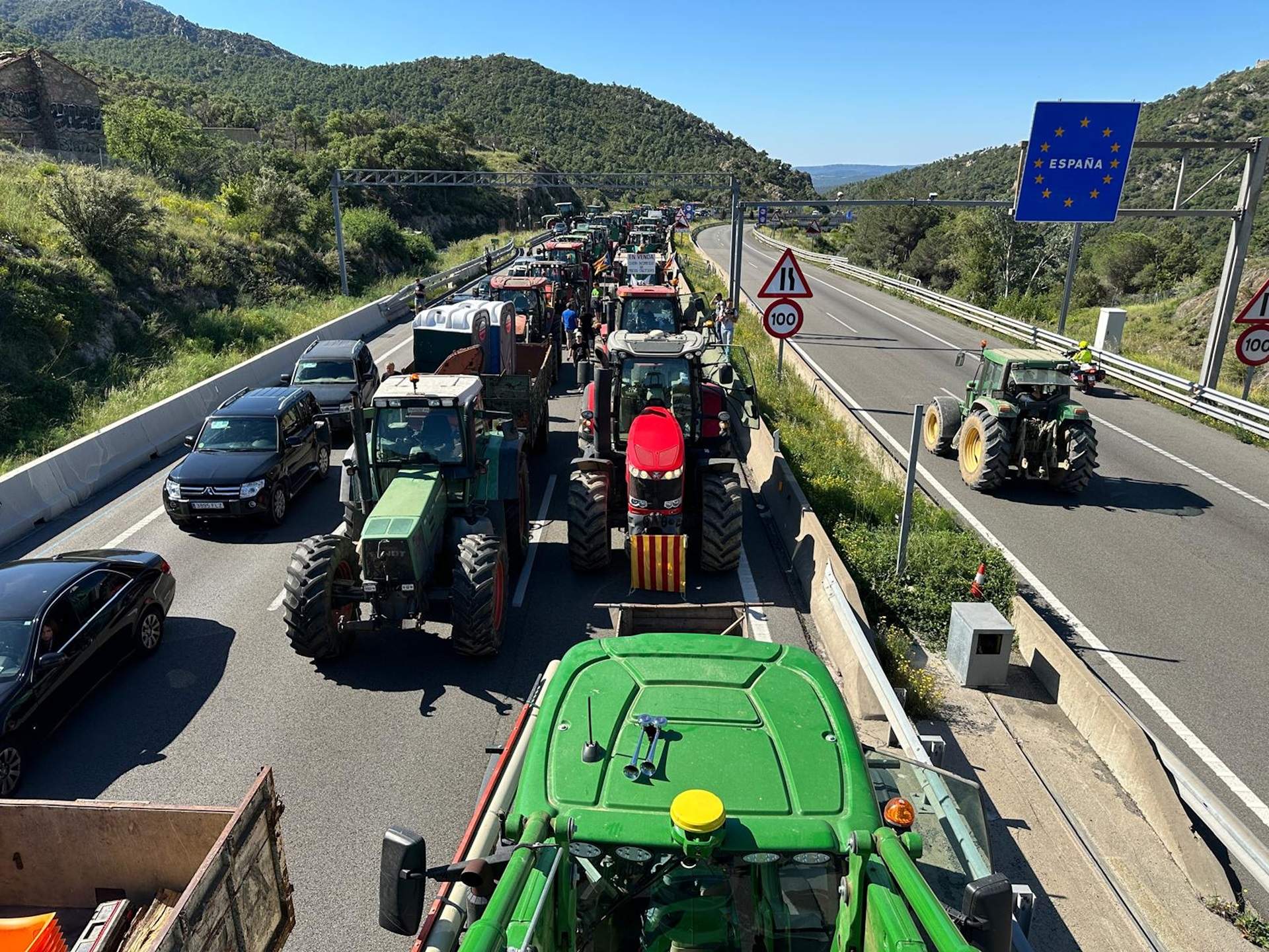 Los agricultores cortan la Jonquera y los principales pasos fronterizos con Francia