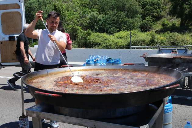 Paella gegant per als pagesos de l'AP-7 / Foto ACN