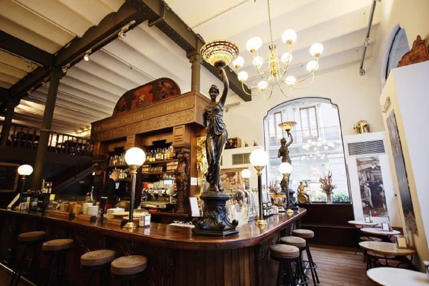 Tanca un bar centenari de Sant Andreu després de 110 anys servint al barri