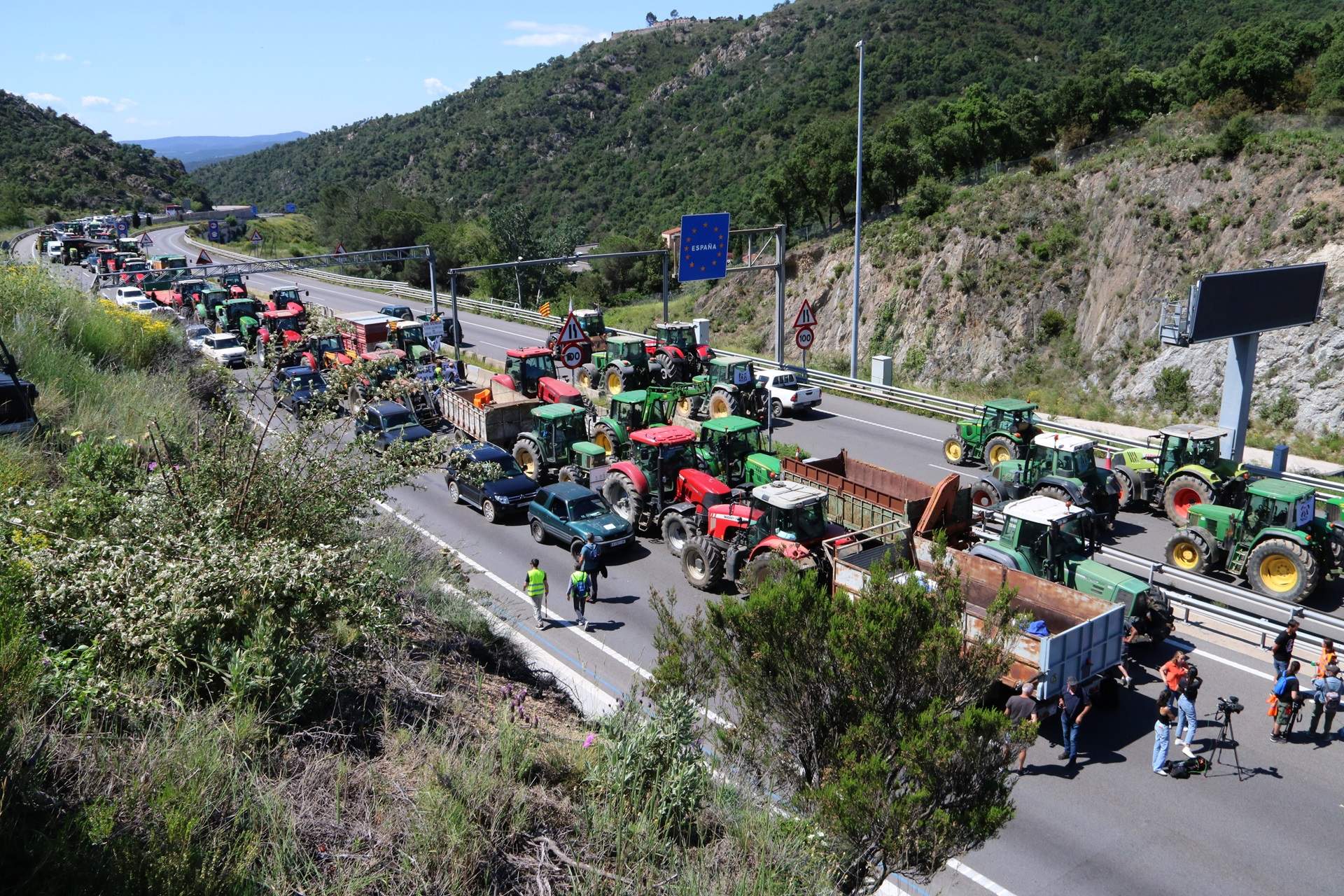 Los agricultores mantienen los cortes en las carreteras de Catalunya hasta las 10:00 horas