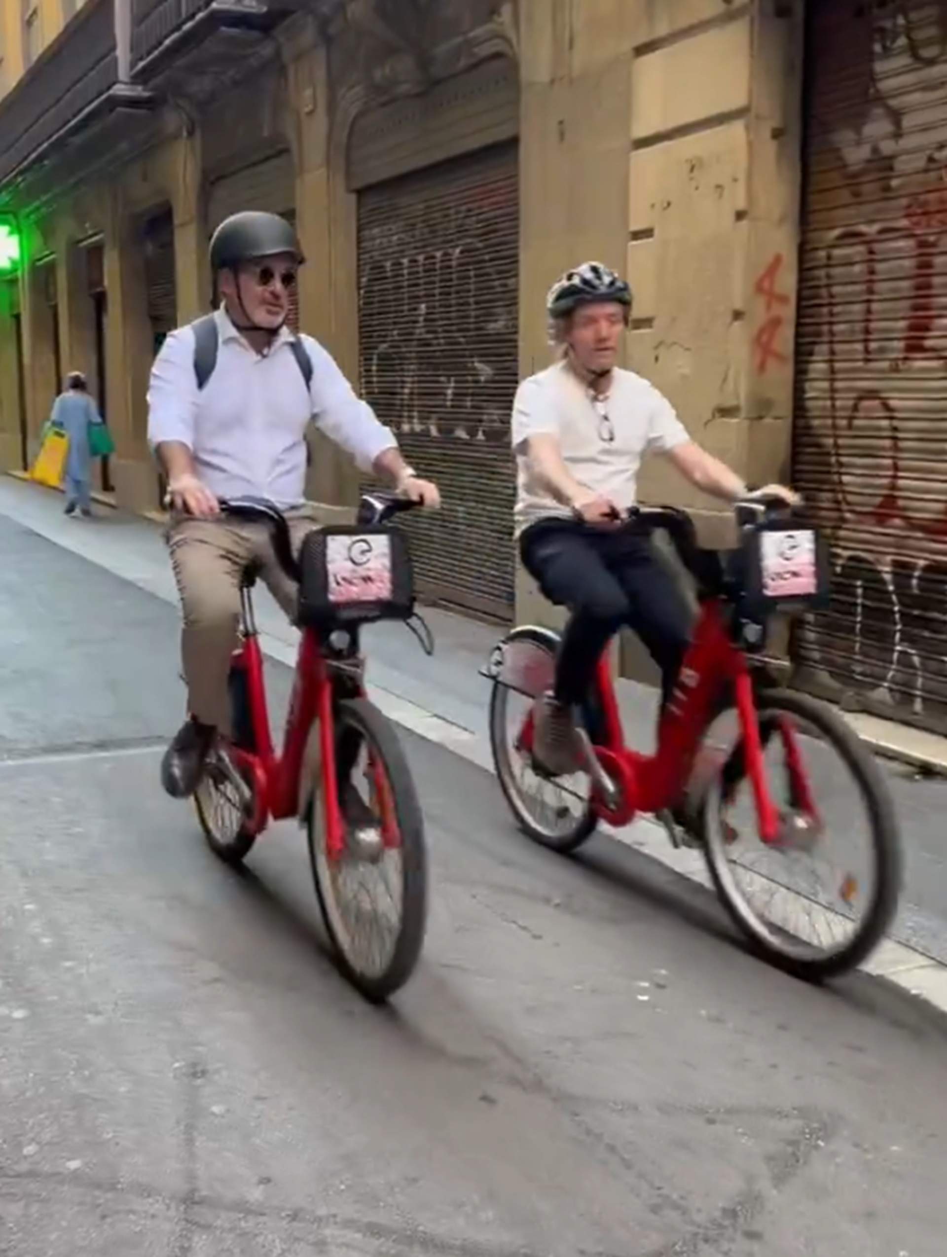 Allau de crítiques contra Collboni per circular en bici per un carrer on l'Ajuntament ho ha prohibit