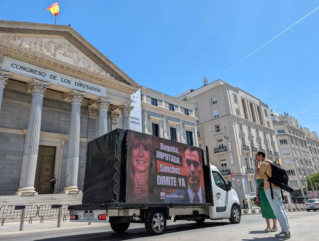 El PSOE denuncia Hazte Oír davant la JEC pels insults a Sánchez i la seva esposa