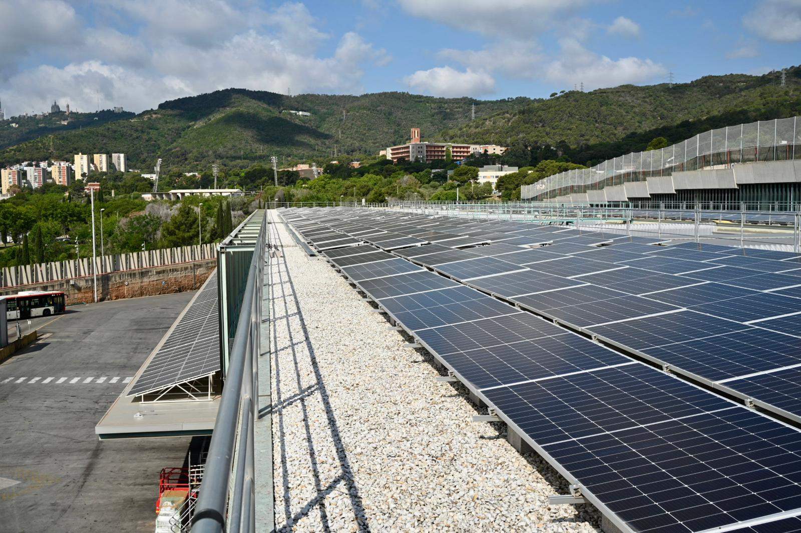 La cotxera ‘oculta’ d’Horta estrena una planta fotovoltaica de grans dimensions