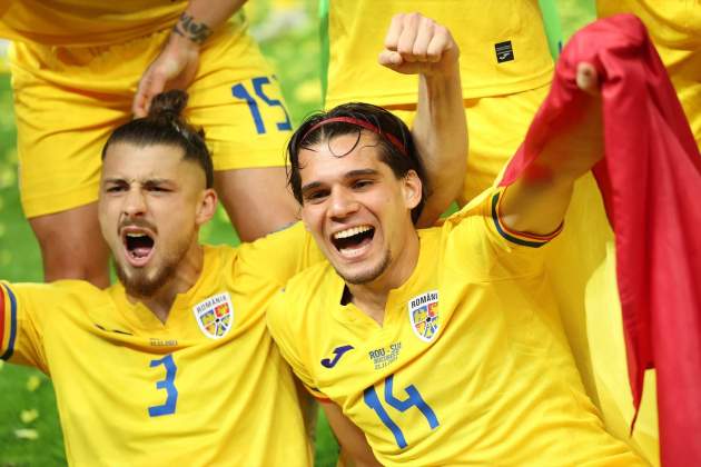 Dragusin i Ianis Hagi celebrando su clasificación para la Eurocopa / Foto: Europa Press