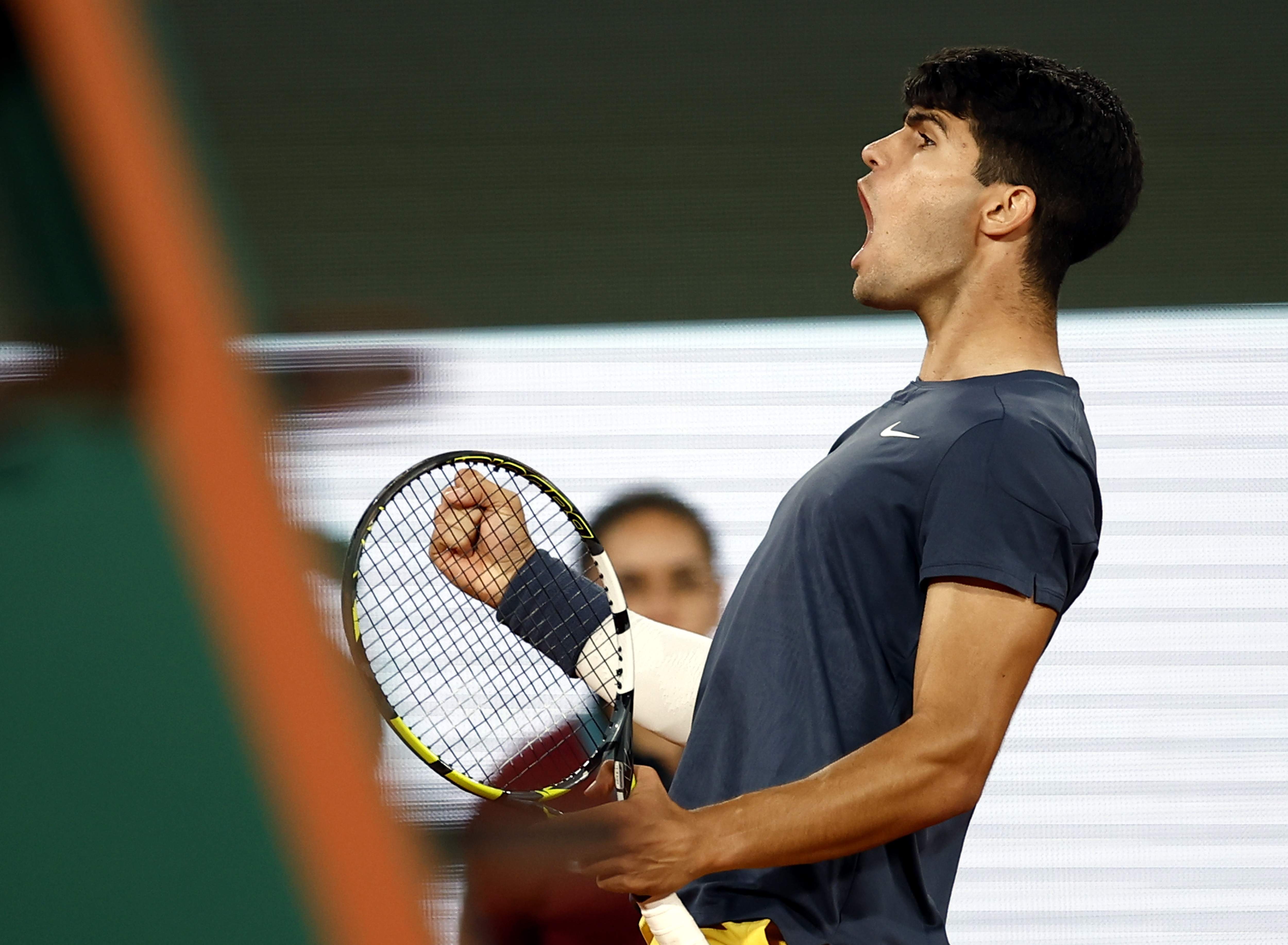 Alcaraz atropella Tsitsipas a Roland Garros (6-3, 7-6 i 6-4) i s'enfrontarà a Sinner a les semifinals