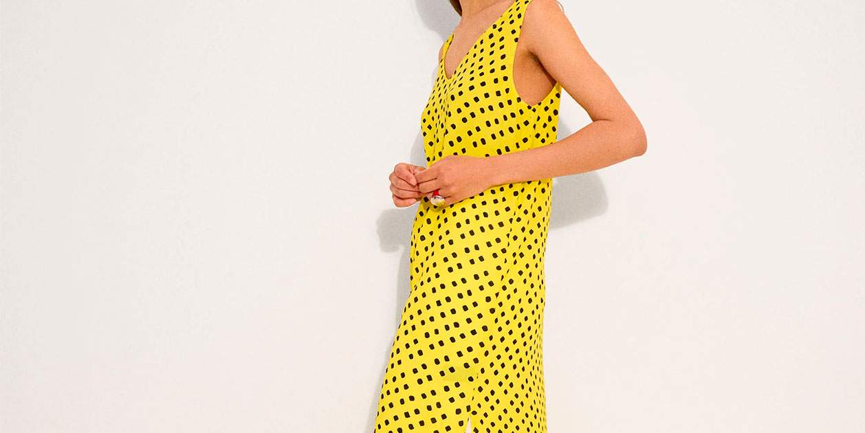 Este vestido amarillo limón repleto de mini lunares negros es el sueño para un día de verano y está en Parfois