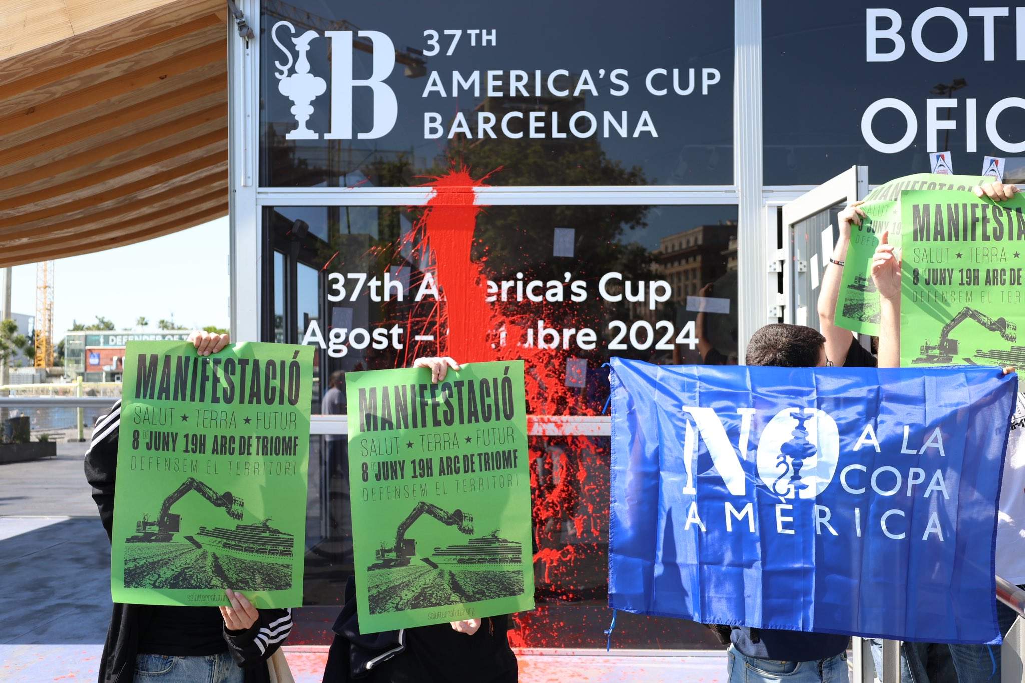 Vandalitzen i ocupen la botiga de la Copa Amèrica