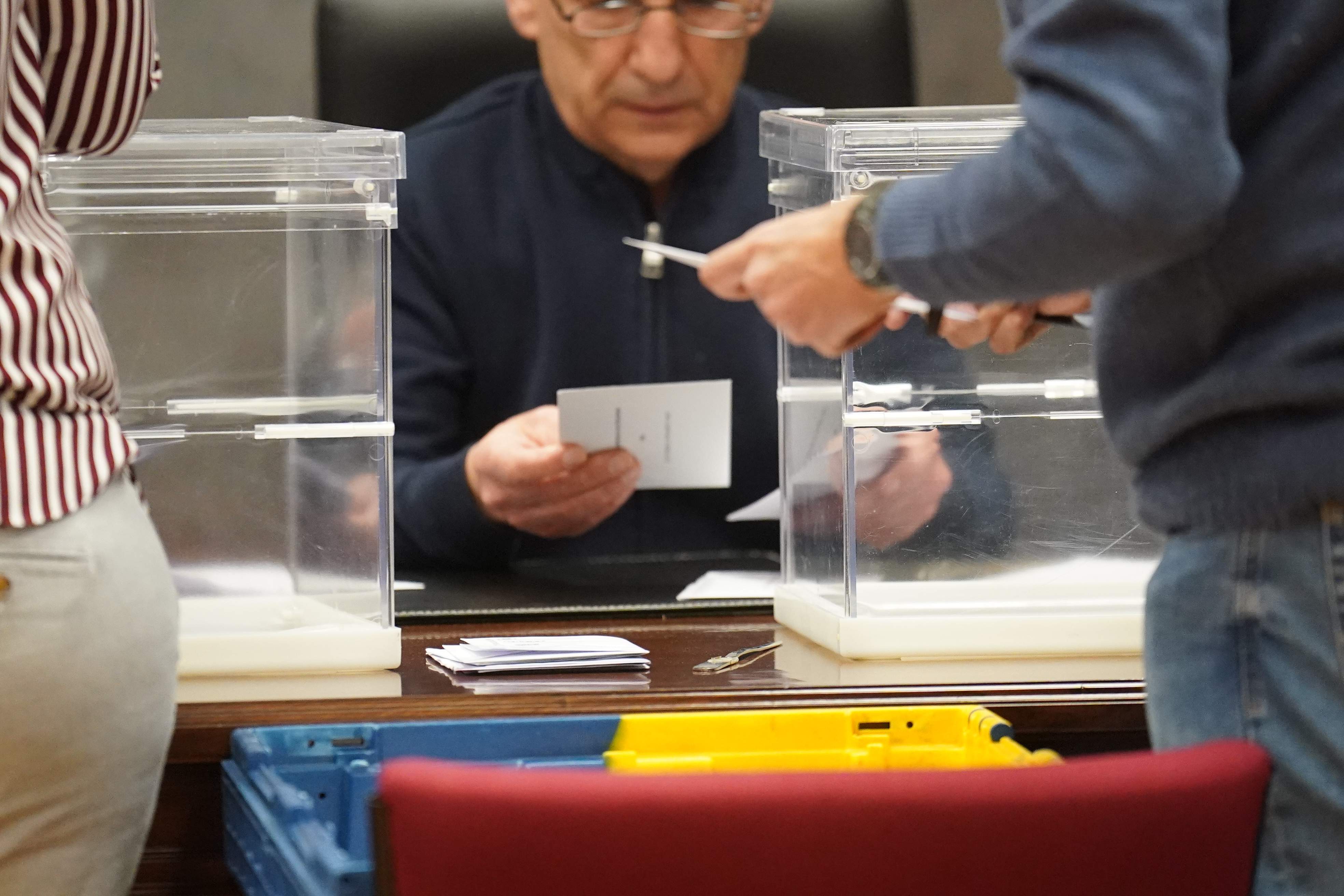 El Govern demana a la Junta Electoral ampliar el termini de vot per correu als residents a l'estranger