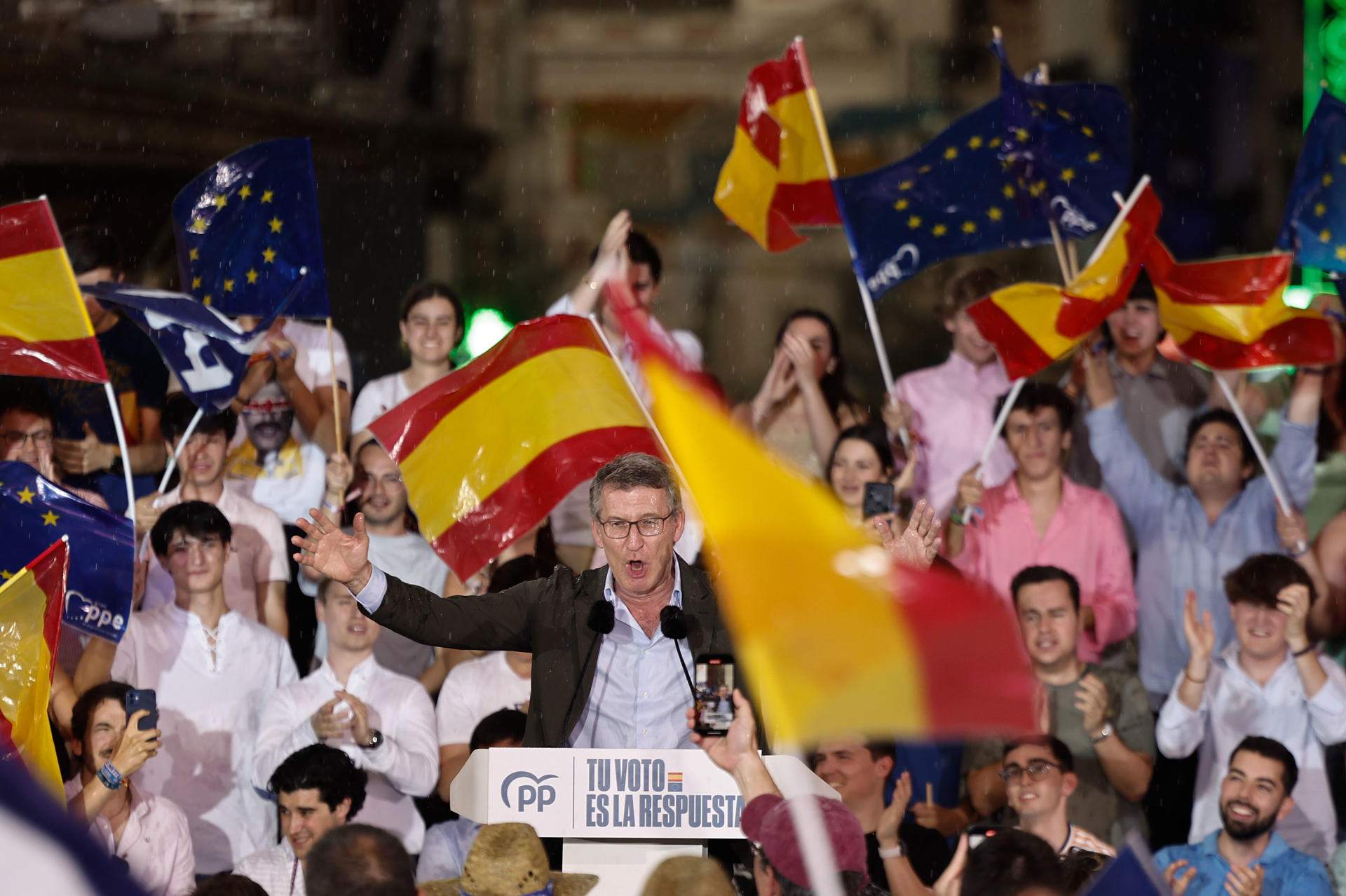 Feijóo anima a la mobilització el 9-J per evitar un empat entre PP i PSOE en un míting sota la pluja