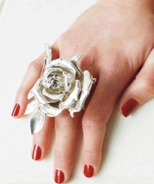 Zara convierte una rosa en el anillo más buscado del verano 2024