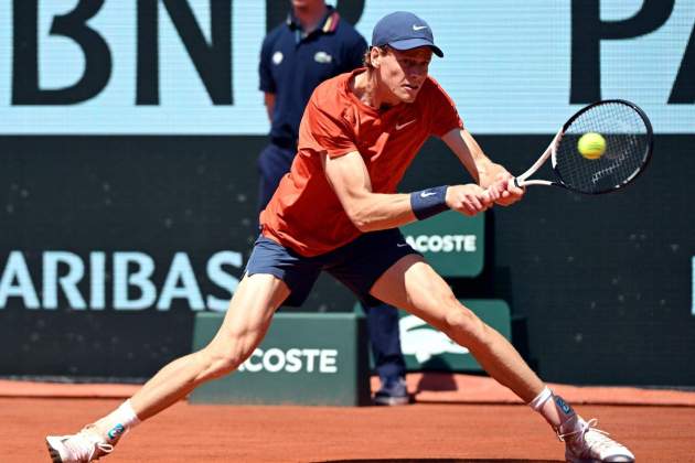 Jannik Sinner exectua un revés en Roland Garros / Foto: EFE
