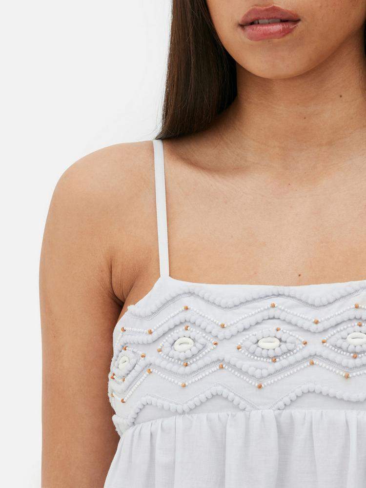 Este vestido corto con adornas de conchas de Primark hace tipazo tengas la talla que tengas