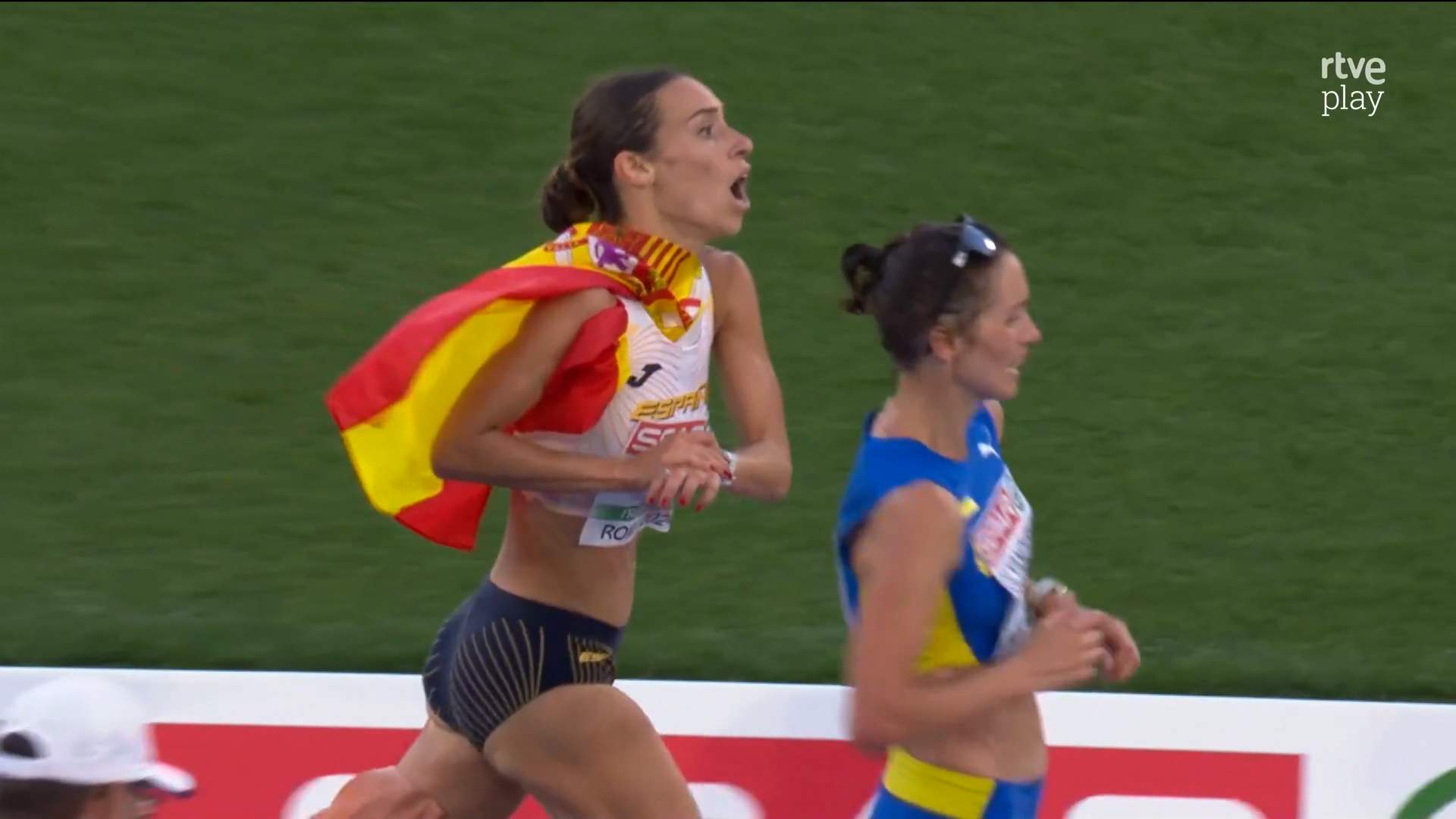 El video viral de la atleta española Laura García-Caro, que pierde el bronce en la línea de meta