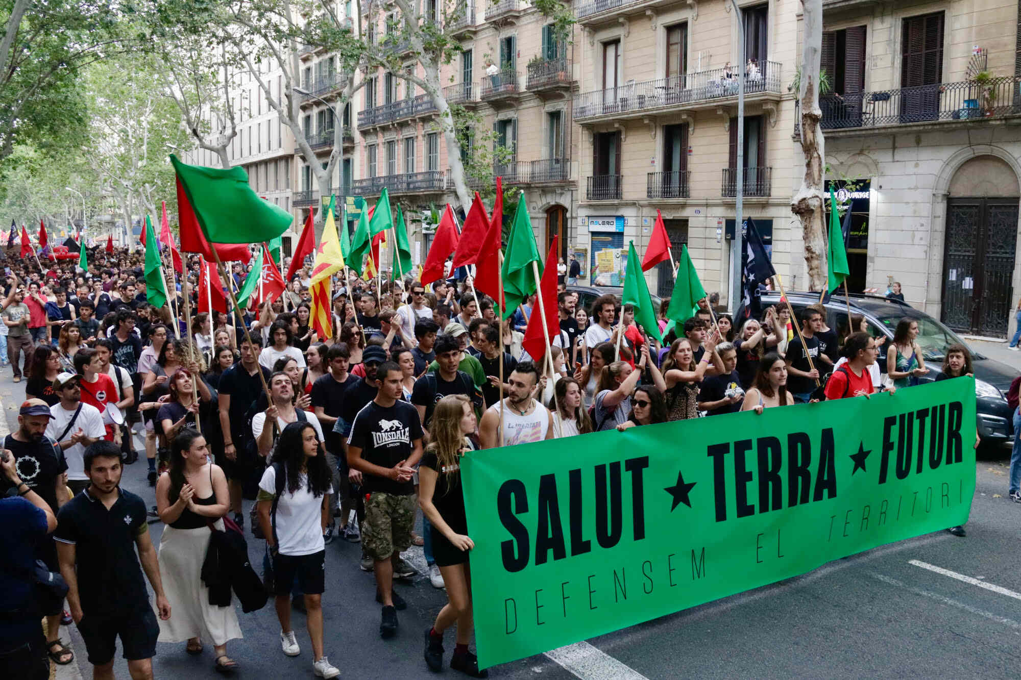 Centenars de joves es manifesten a Barcelona contra el model turístic: "És moment de dir prou"