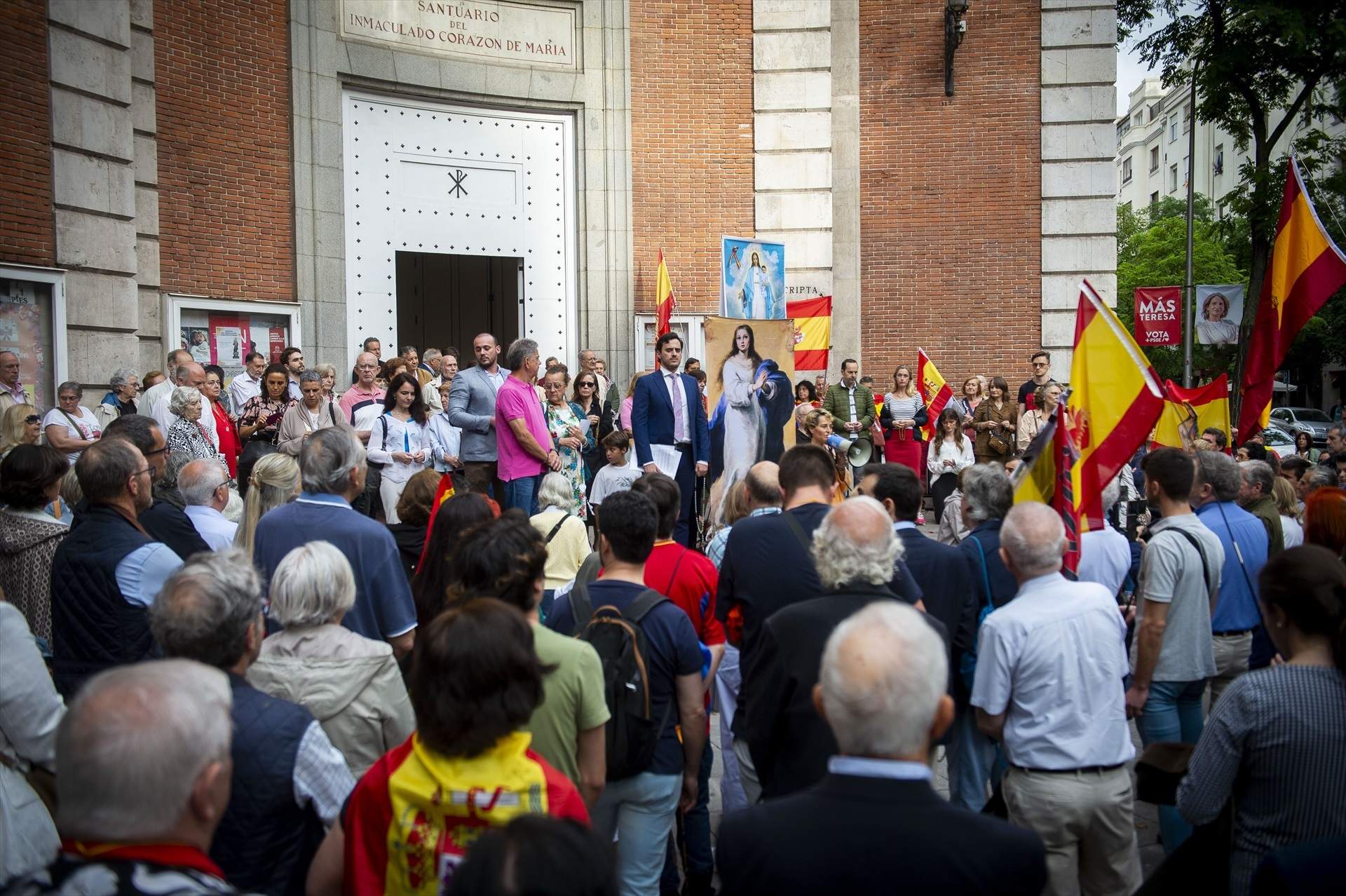 Un centenar de personas rezan en Ferraz "para la salvación de España" en la jornada de reflexión