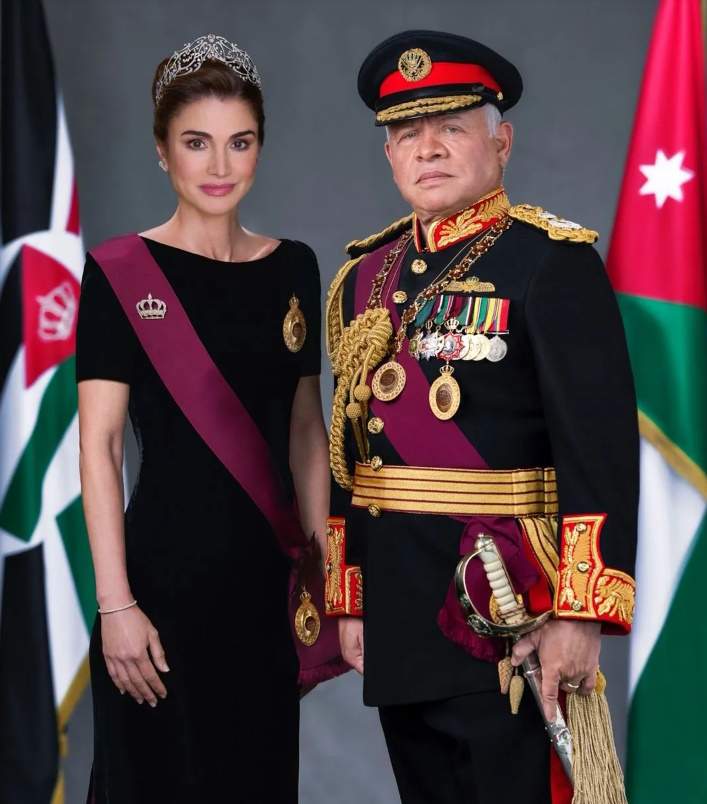 Retrato oficial dles reyes jordanos por|para los 25 años de reinado