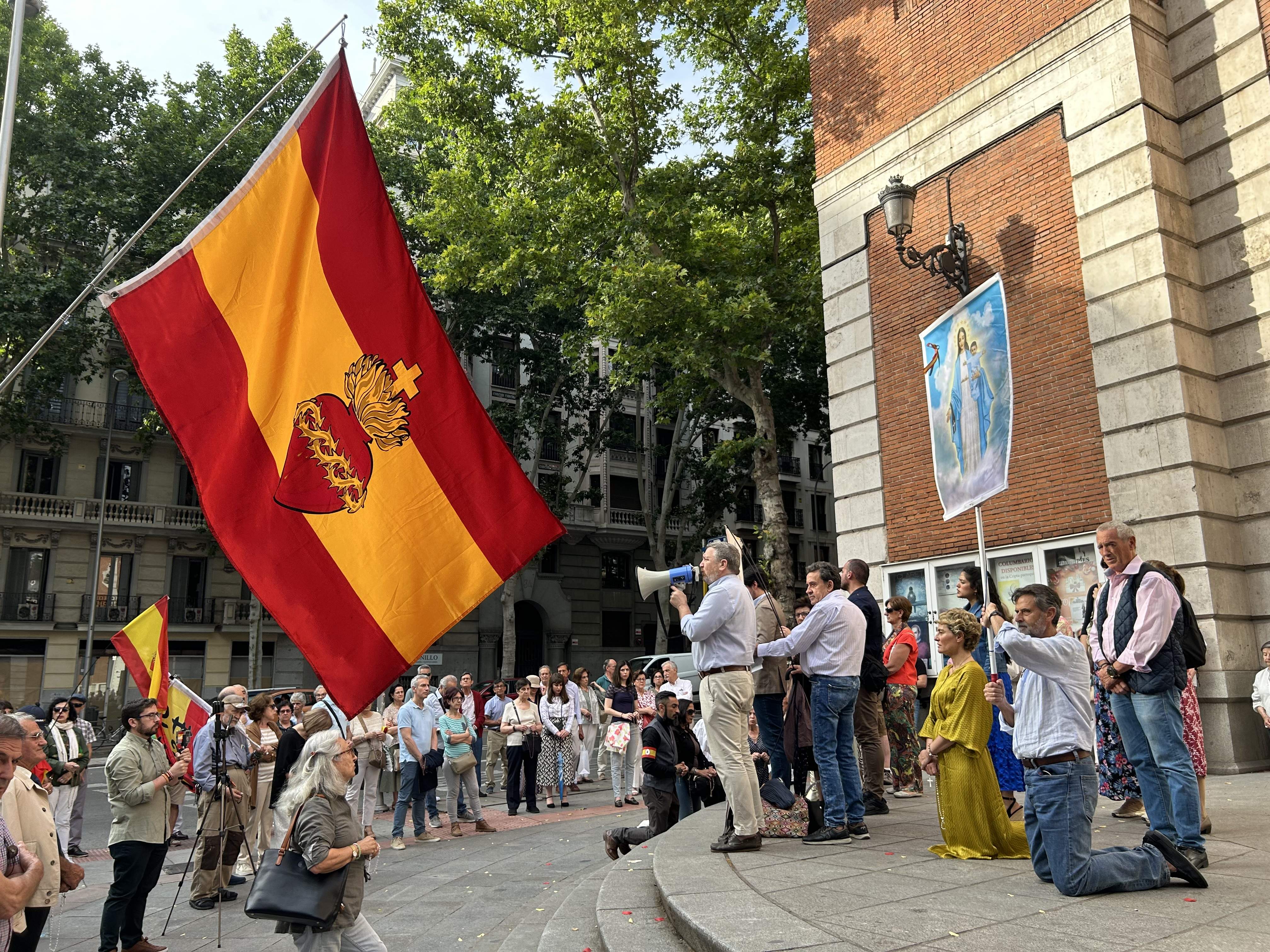 Una treintena de ultraespañolistas rezan el rosario a las puertas de la sede de Ferraz