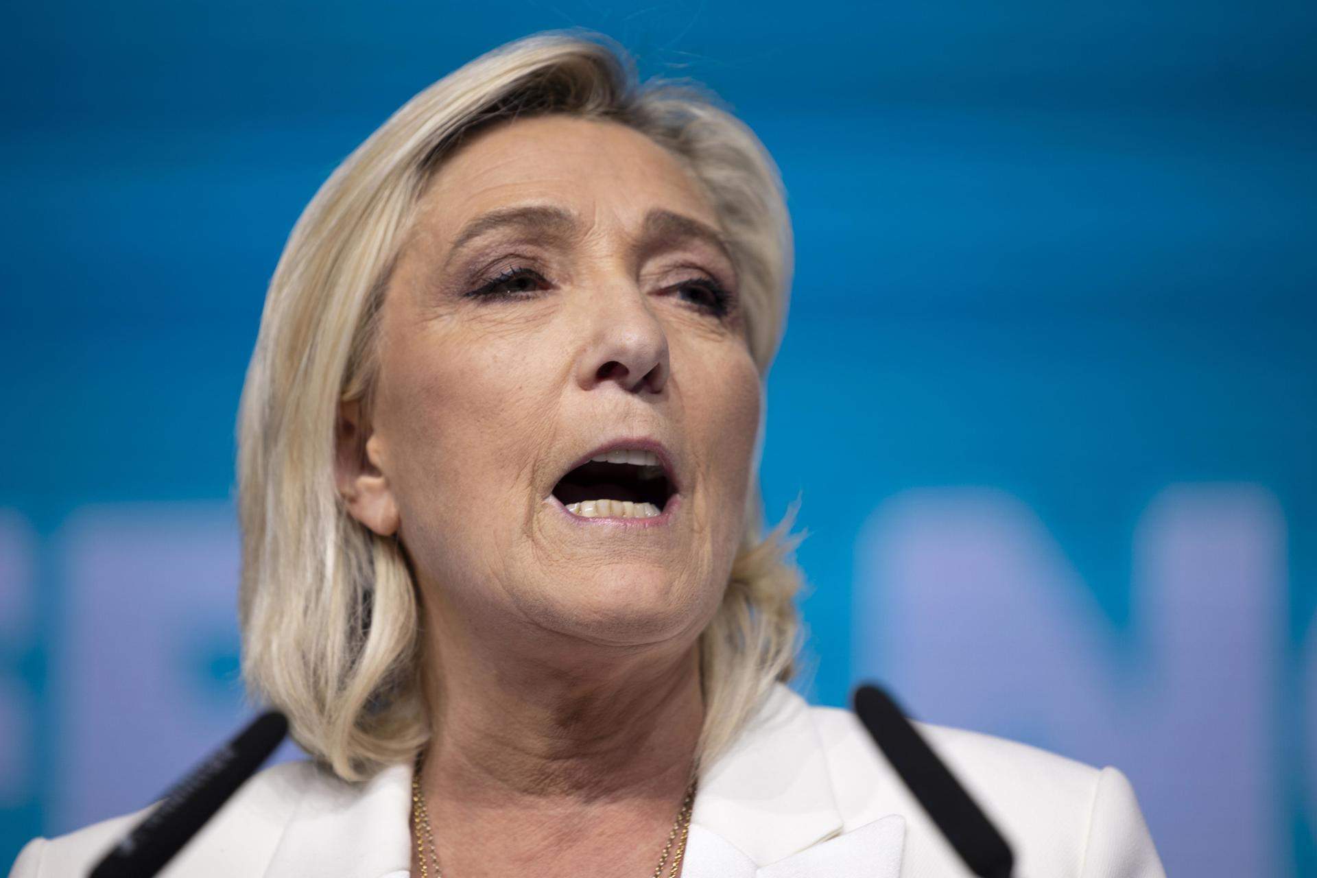 Le Pen declara la guerra a 20 raperos por publicar un tema contra su partido