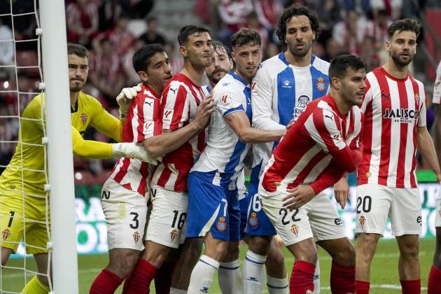 L'Sporting de Gijón defensa un còrner contra l'Espanyol / Foto: EFE