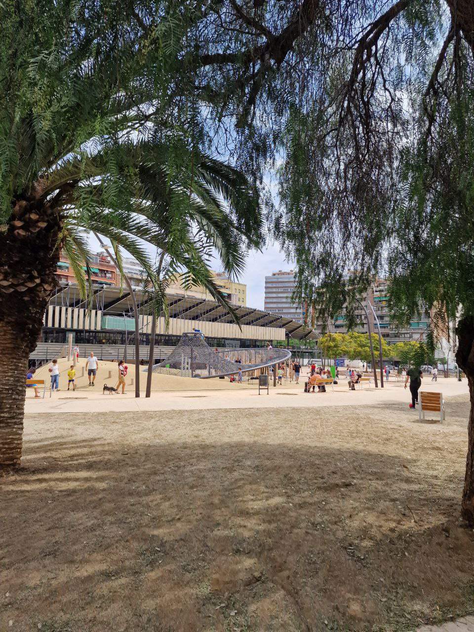 Barcelona estrena la nova plaça del Canòdrom, sense zona verda per la sequera