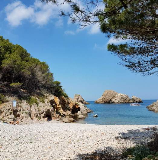 Aquesta és la platja de la Costa Brava més bonica: rodejada de salts d'aigua i coves