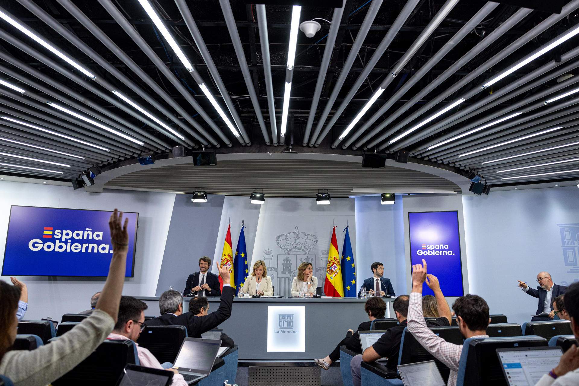 El govern espanyol descarta un avançament electoral i recomana a Feijóo “esperar assegut”