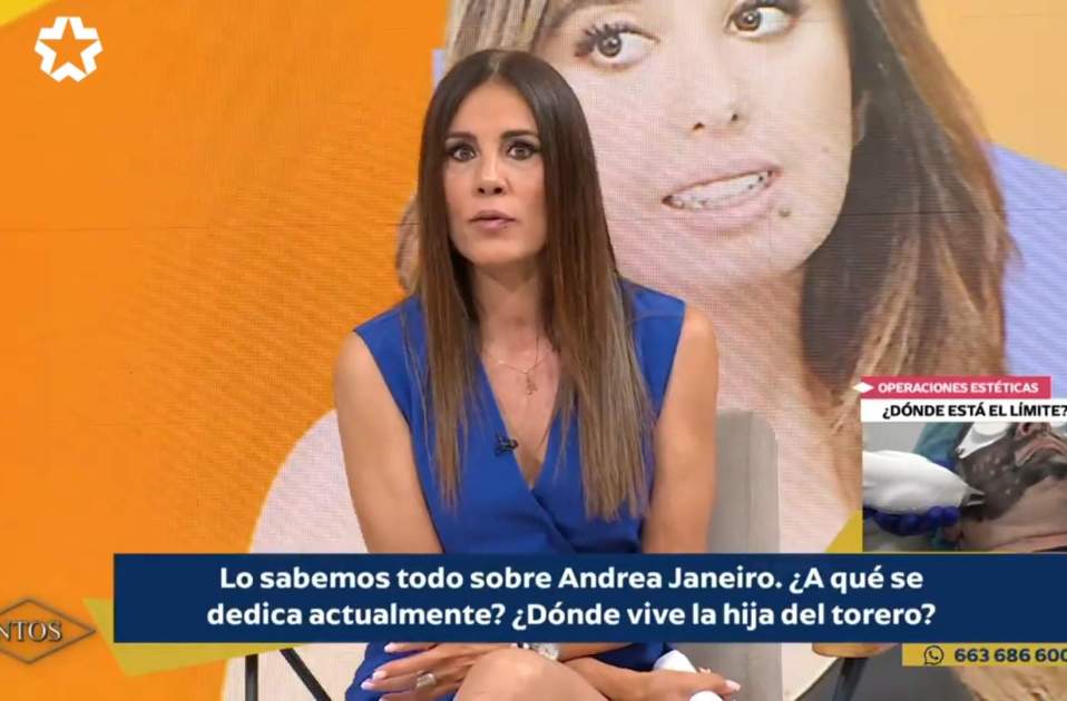 Alicia Senovilla con una foto en el cogote|nuca de Andreita, Telemadrid