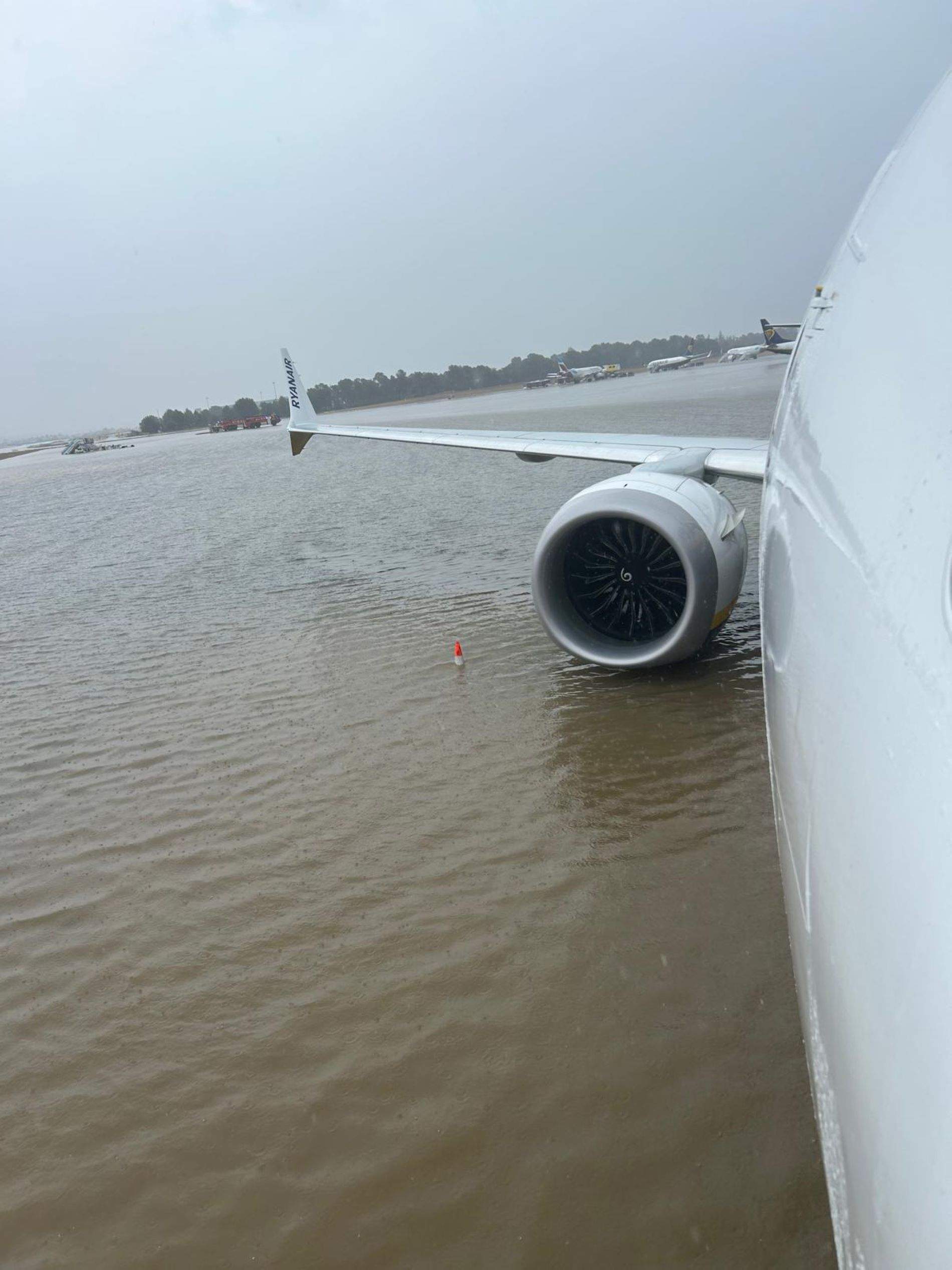 Caos a l'aeroport de Palma per forts aiguats: inundacions, vols cancel·lats i passatgers retinguts