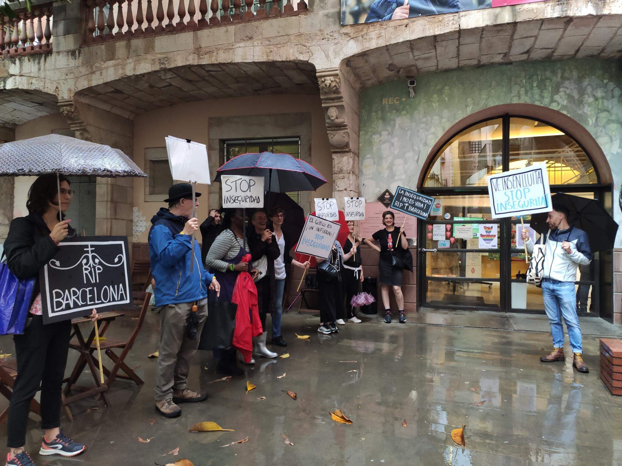 Vecinos del Gòtic protestan por la inseguridad en el barrio: "Es un infierno"
