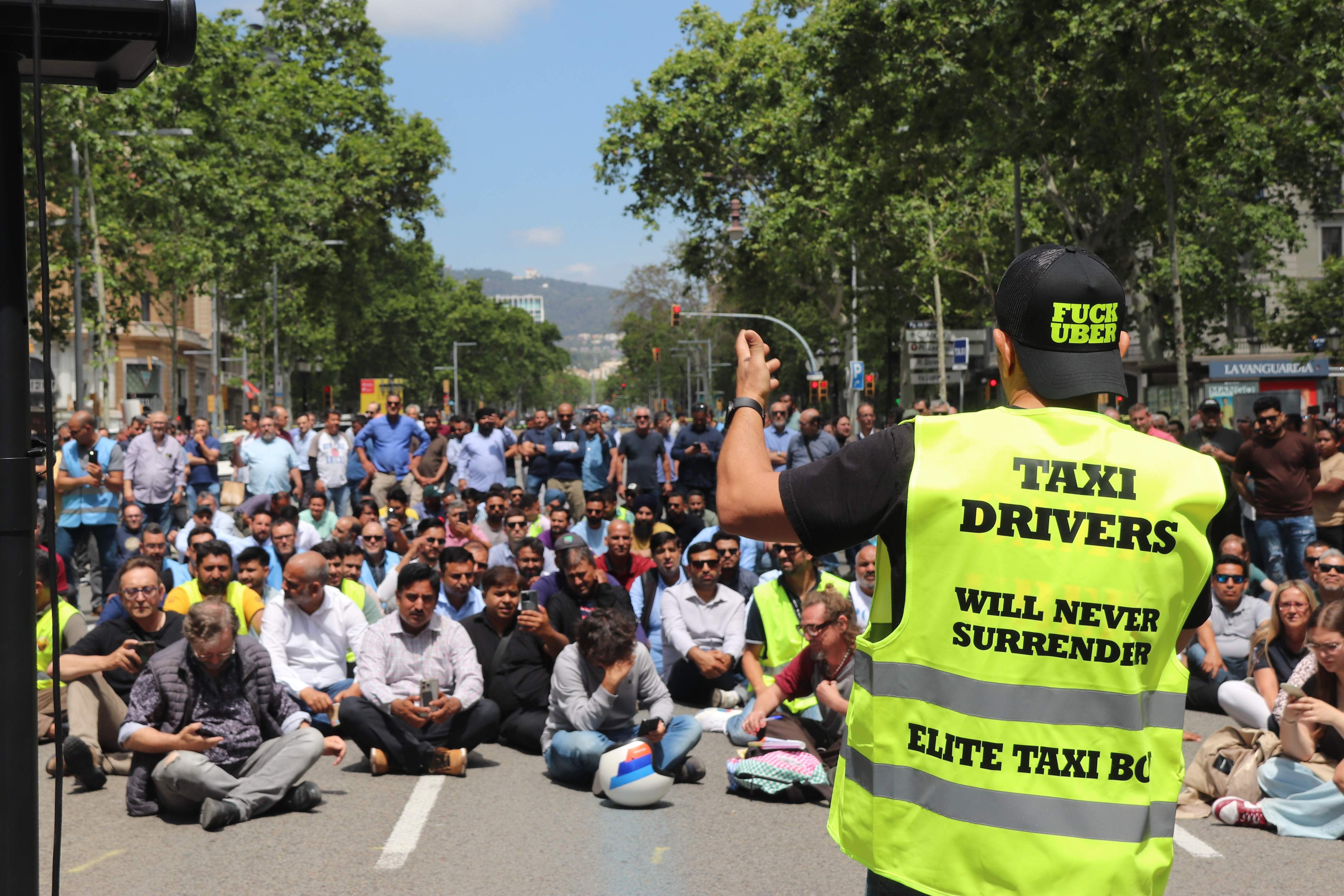 Convocan una huelga de taxis para el martes que amenaza con un caos circulatorio en el centro de Barcelona