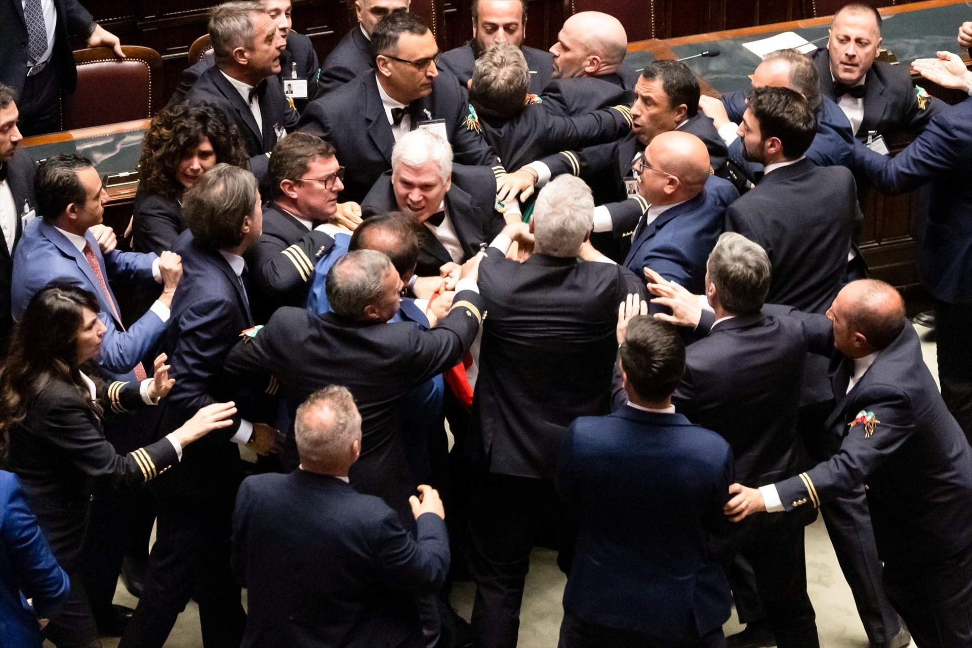 Pelea en el Parlamento italiano: representantes de la extrema derecha agreden a puñetazos a un diputado